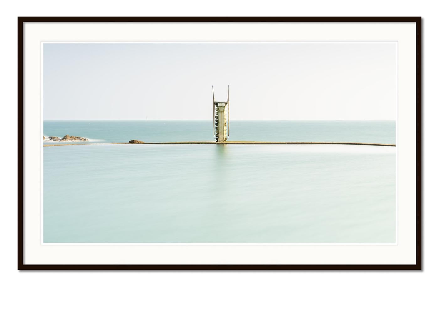 Diving Plateau Panorama, Farbfotografie im Großformat, Meereslandschaft, limitierter Druck (Grau), Color Photograph, von Gerald Berghammer