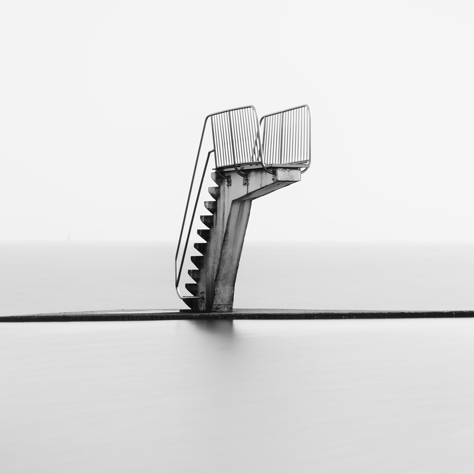 Piattaforma per i tuffi, piscina con acqua di mare, fotografia monocromatica, stampa in edizione limitata in vendita 5