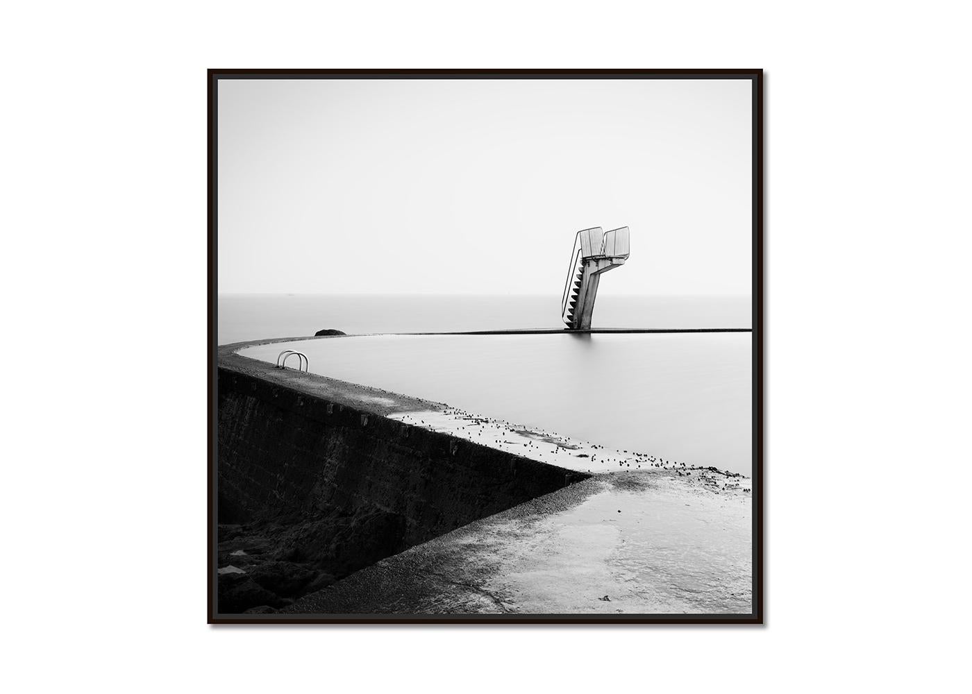 Piattaforma per i tuffi, piscina con acqua di mare, fotografia monocromatica, stampa in edizione limitata - Photograph di Gerald Berghammer
