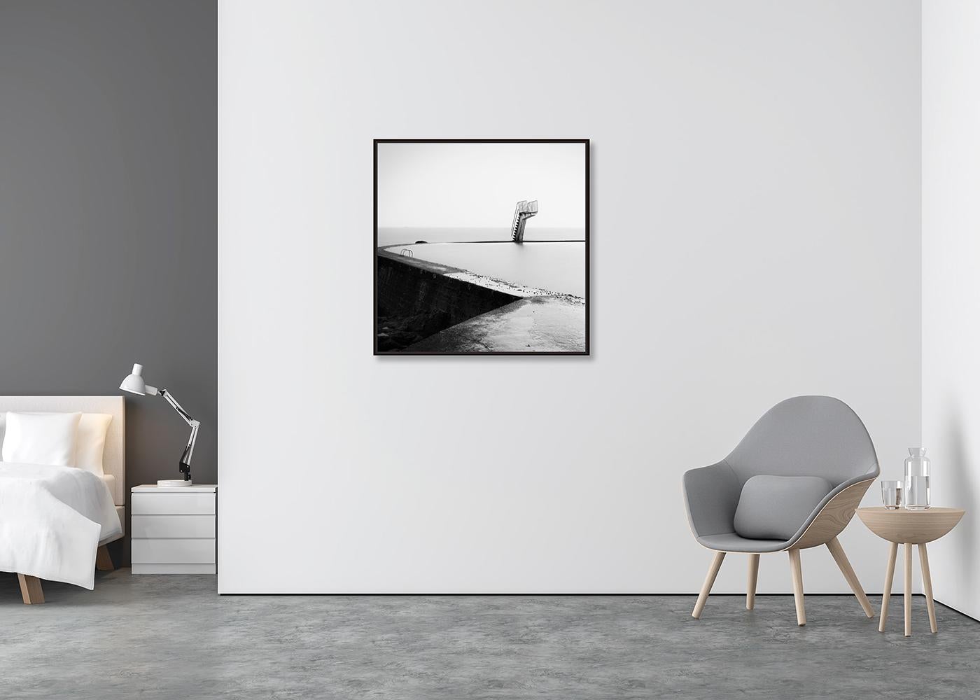 Piattaforma per i tuffi, piscina con acqua di mare, fotografia monocromatica, stampa in edizione limitata - Photograph Contemporaneo di Gerald Berghammer