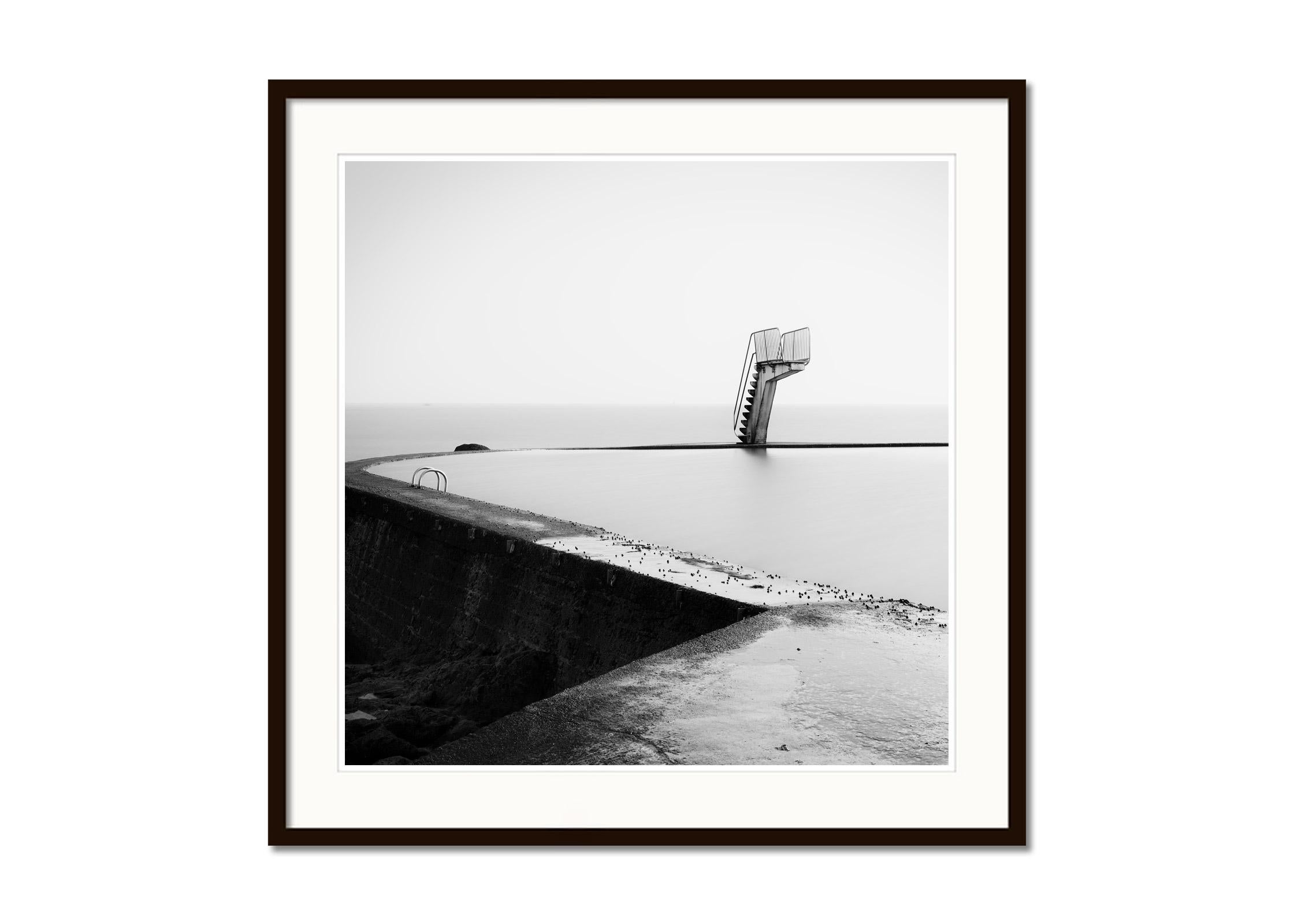 Piattaforma per i tuffi, piscina con acqua di mare, fotografia monocromatica, stampa in edizione limitata - Black and White Photograph Grigio di Gerald Berghammer
