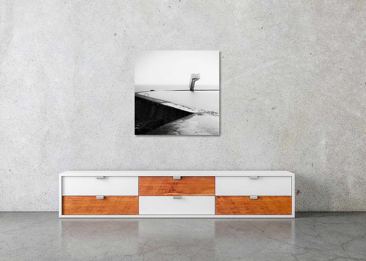 Piattaforma per i tuffi, piscina con acqua di mare, fotografia monocromatica, stampa in edizione limitata in vendita 1