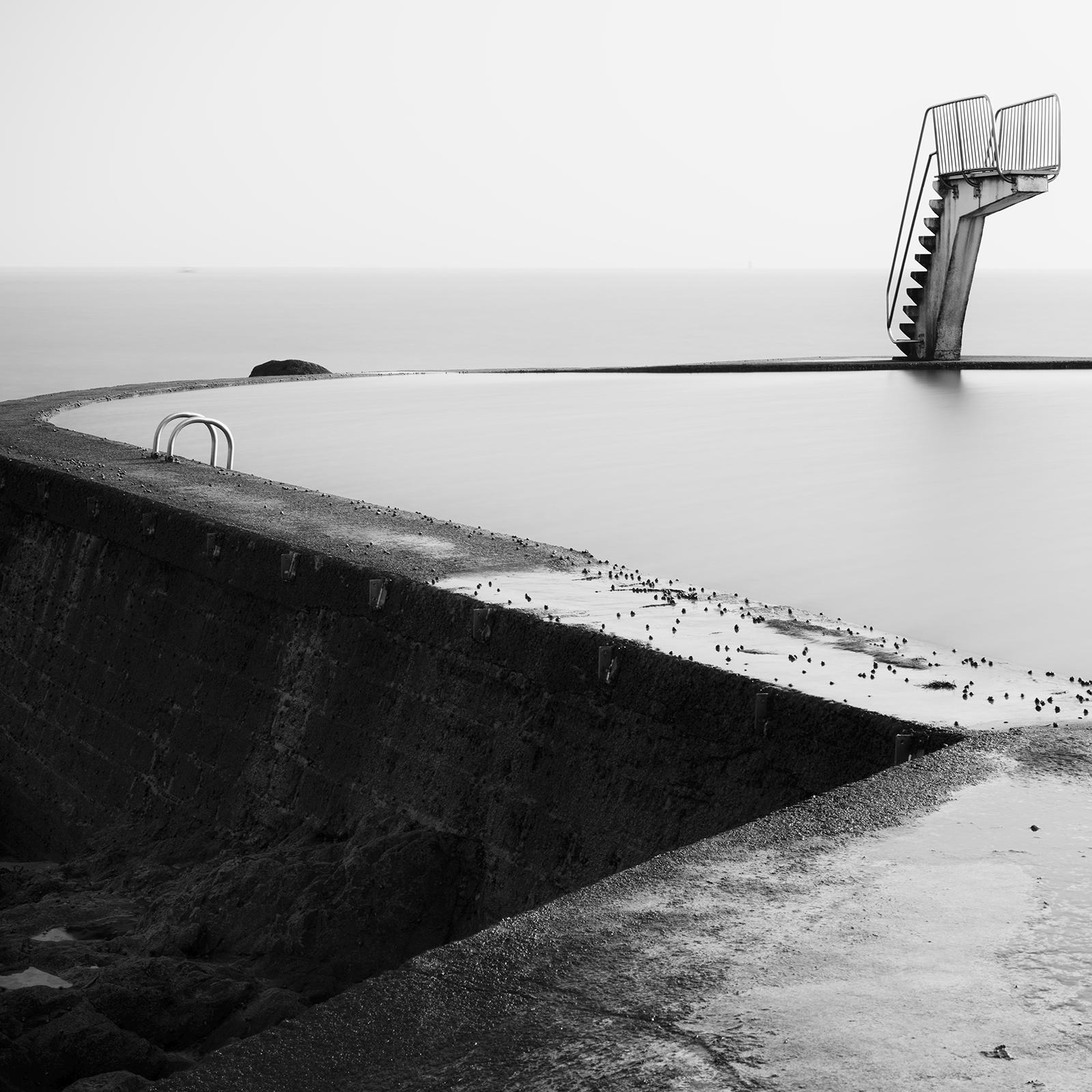 Piattaforma per i tuffi, piscina con acqua di mare, fotografia monocromatica, stampa in edizione limitata in vendita 3