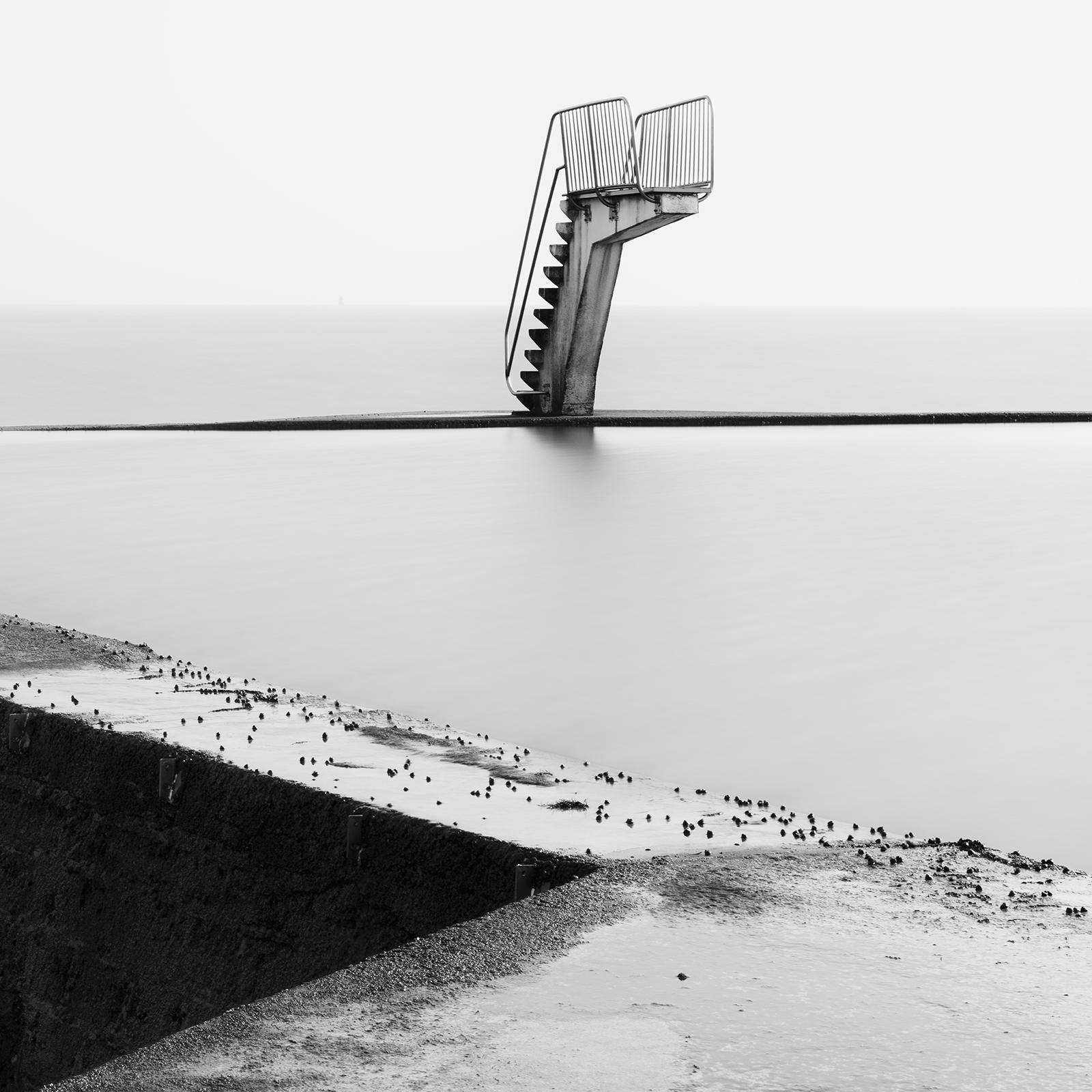 Piattaforma per i tuffi, piscina con acqua di mare, fotografia monocromatica, stampa in edizione limitata in vendita 4