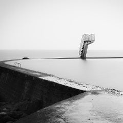 Piattaforma per i tuffi, piscina con acqua di mare, fotografia monocromatica, stampa in edizione limitata