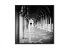 Arcade du Palais des Doges, Venise, Italie, photographie en noir et blanc, paysage urbain artistique