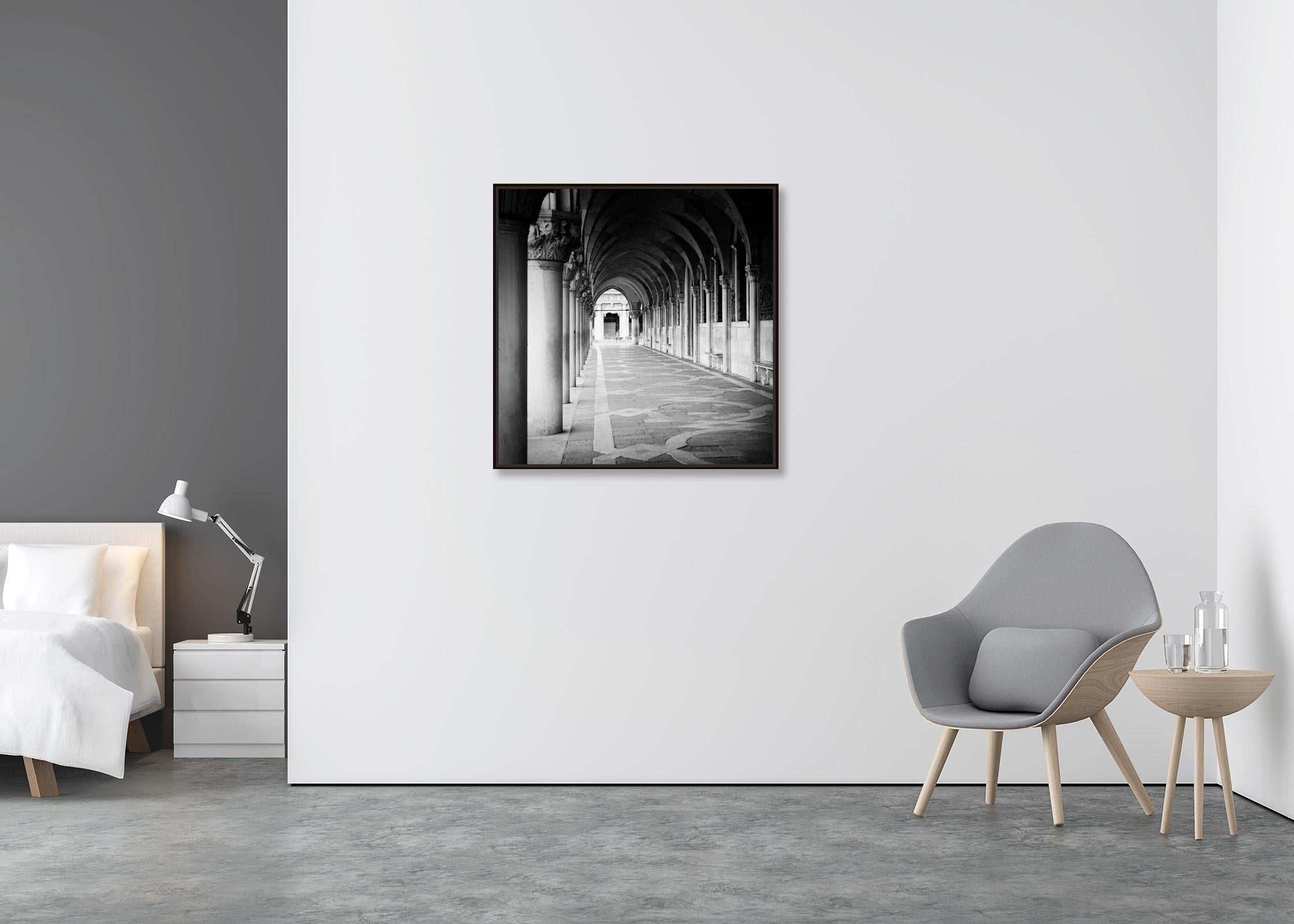 Arcade du Palais des Doges, Venise, Italie, photographie en noir et blanc, paysage urbain artistique - Contemporain Photograph par Gerald Berghammer