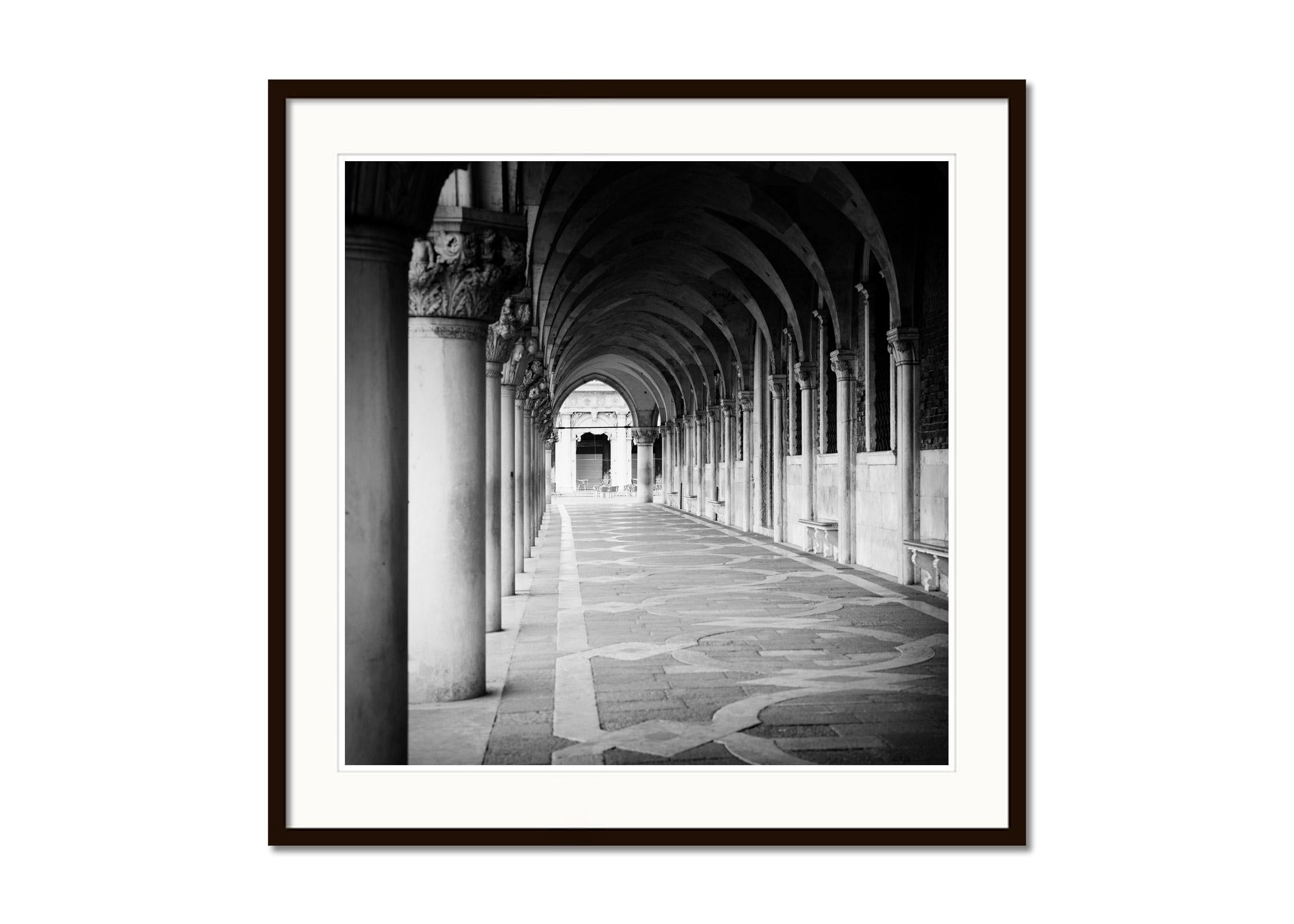Arcade du Palais des Doges, Venise, Italie, photographie en noir et blanc, paysage urbain artistique - Gris Landscape Photograph par Gerald Berghammer
