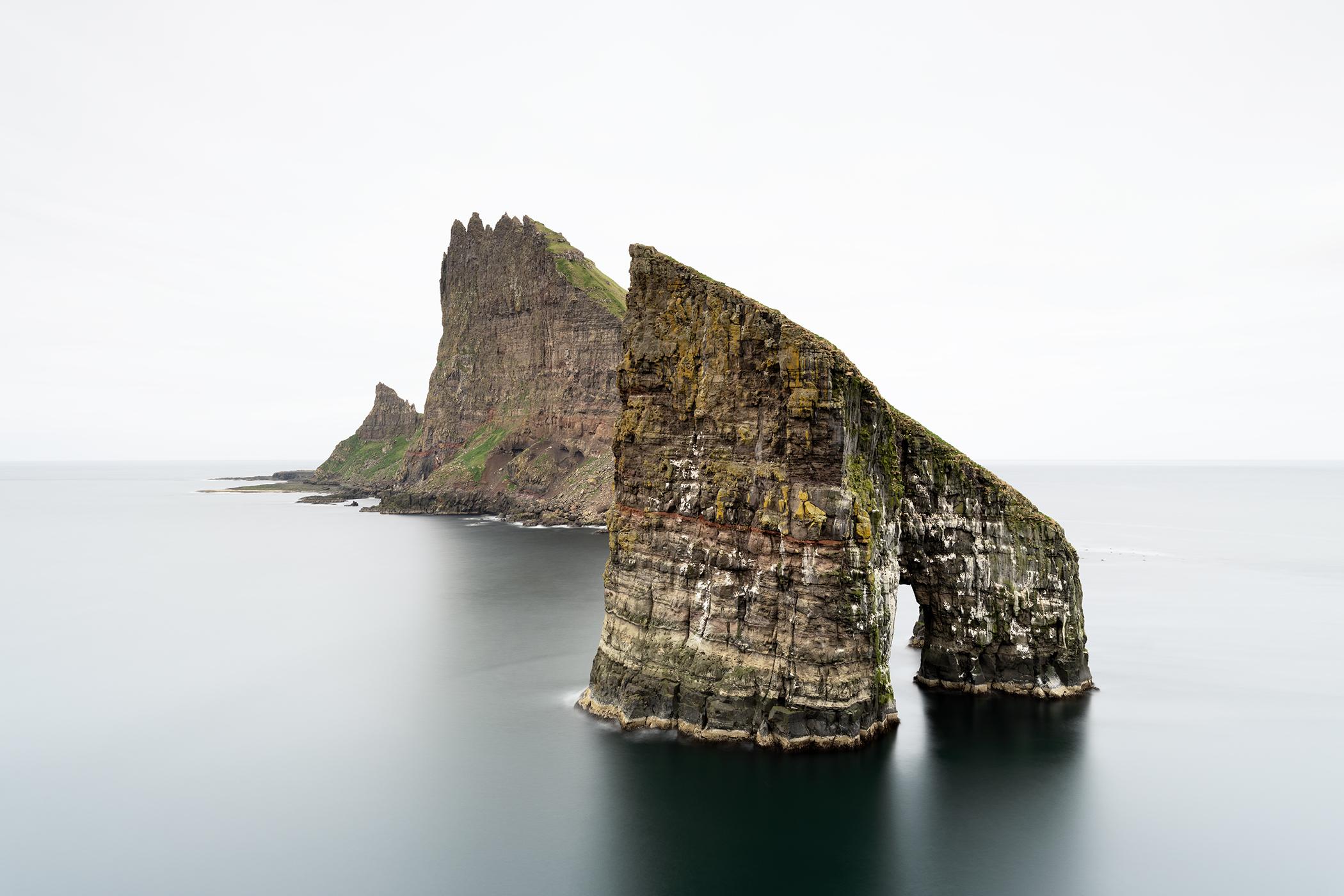 Gerald Berghammer Color Photograph – Drangarnir, Färöer Inseln - Minimalistische Seelandschaft, limitierte Auflage im Großformat