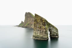 Arco marino de Drangarnir, Islas Feroe, Foto minimalista a gran escala de edición limitada