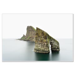 Arco marino de Drangarnir, Islas Feroe, Foto minimalista a gran escala de edición limitada