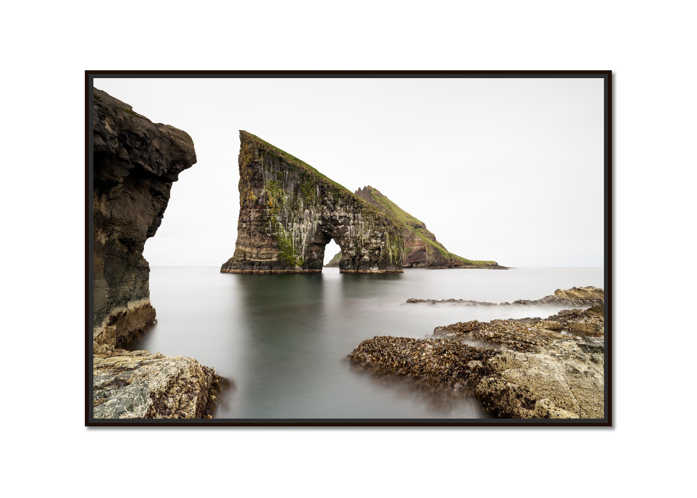 Drangarnir, Seebogen, große Farbfotografie, Meereslandschaft, limitierte Auflage – Photograph von Gerald Berghammer