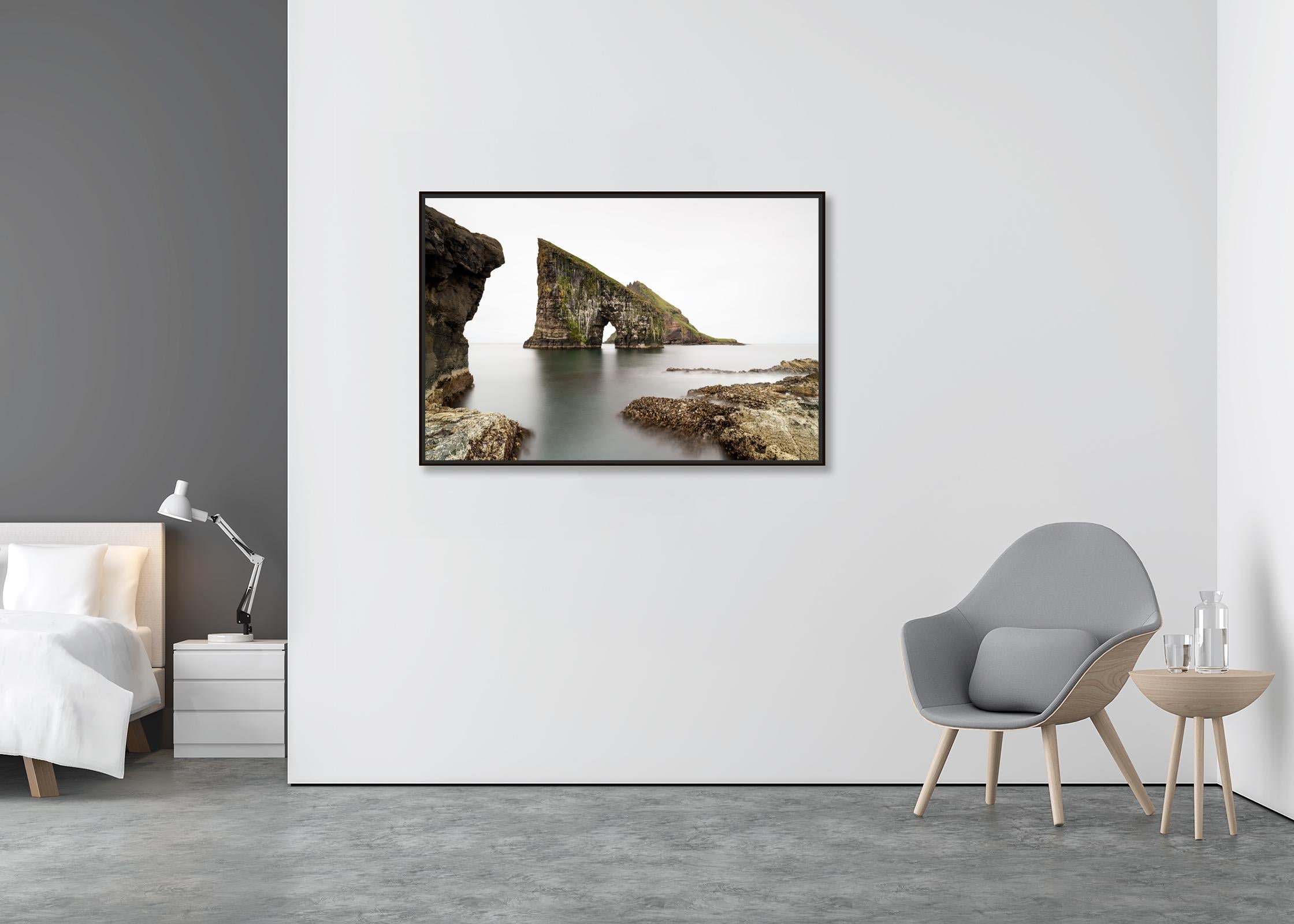 Drangarnir, Seebogen, große Farbfotografie, Meereslandschaft, limitierte Auflage (Zeitgenössisch), Photograph, von Gerald Berghammer