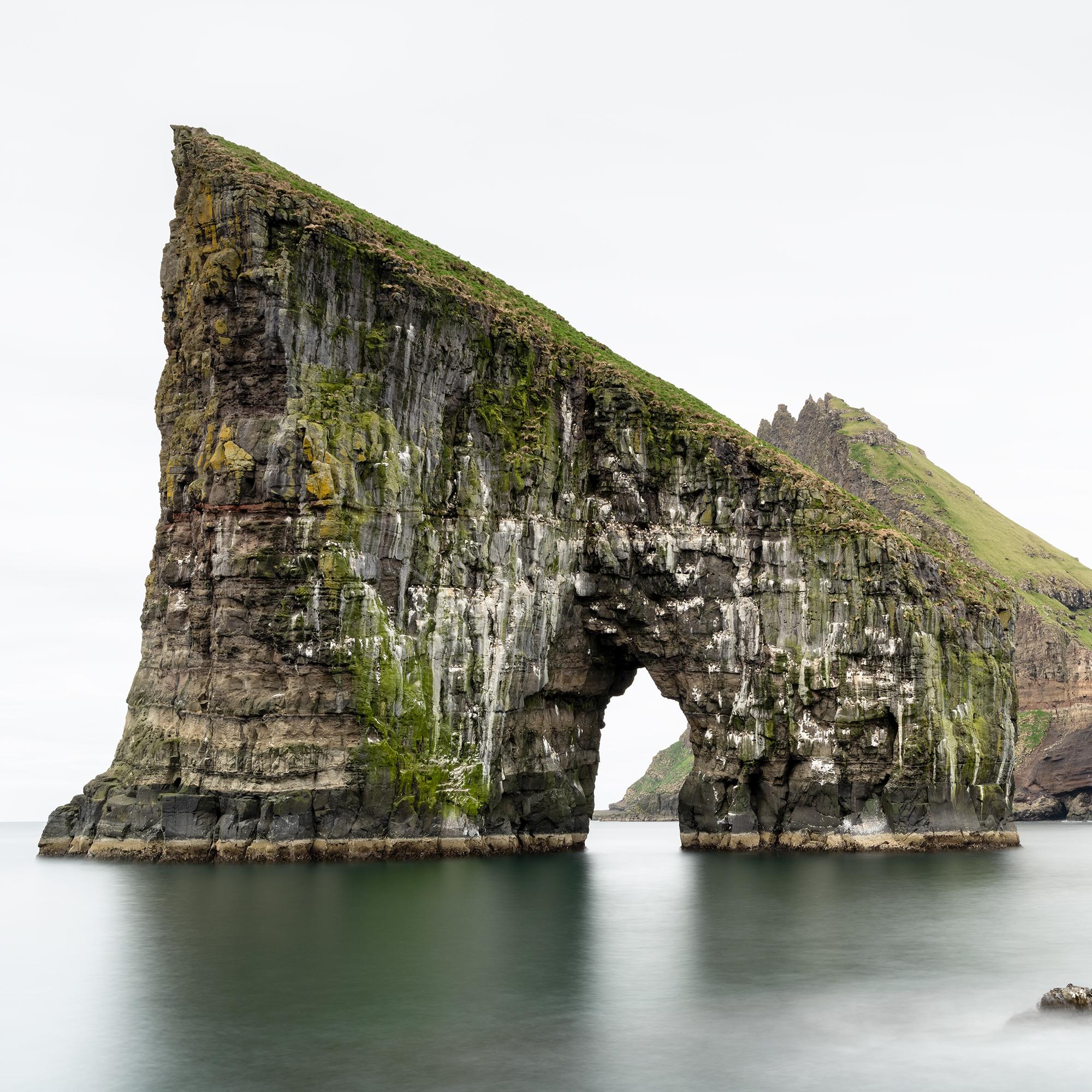 Drangarnir Meeresbogen, minimalistisches Farbpanorama, Färöer Inseln im Angebot 5