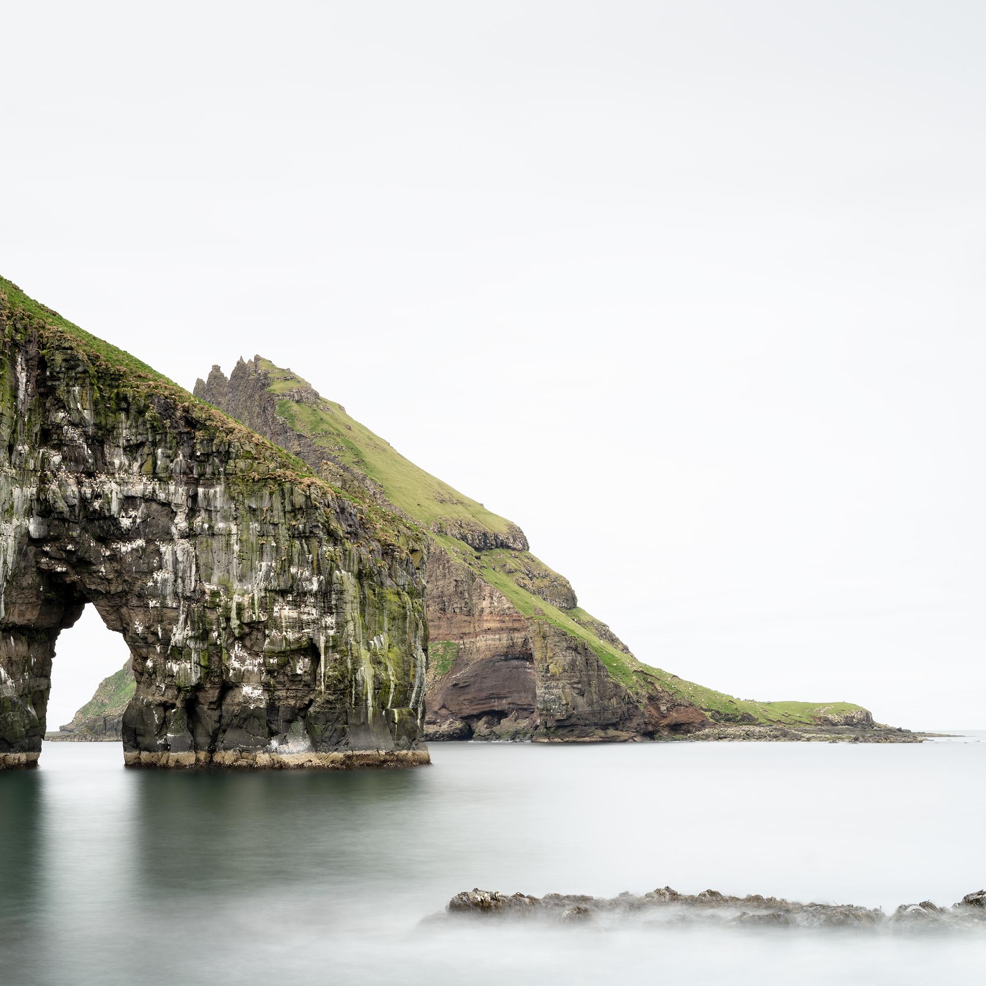 Drangarnir Meeresbogen, minimalistisches Farbpanorama, Färöer Inseln im Angebot 6