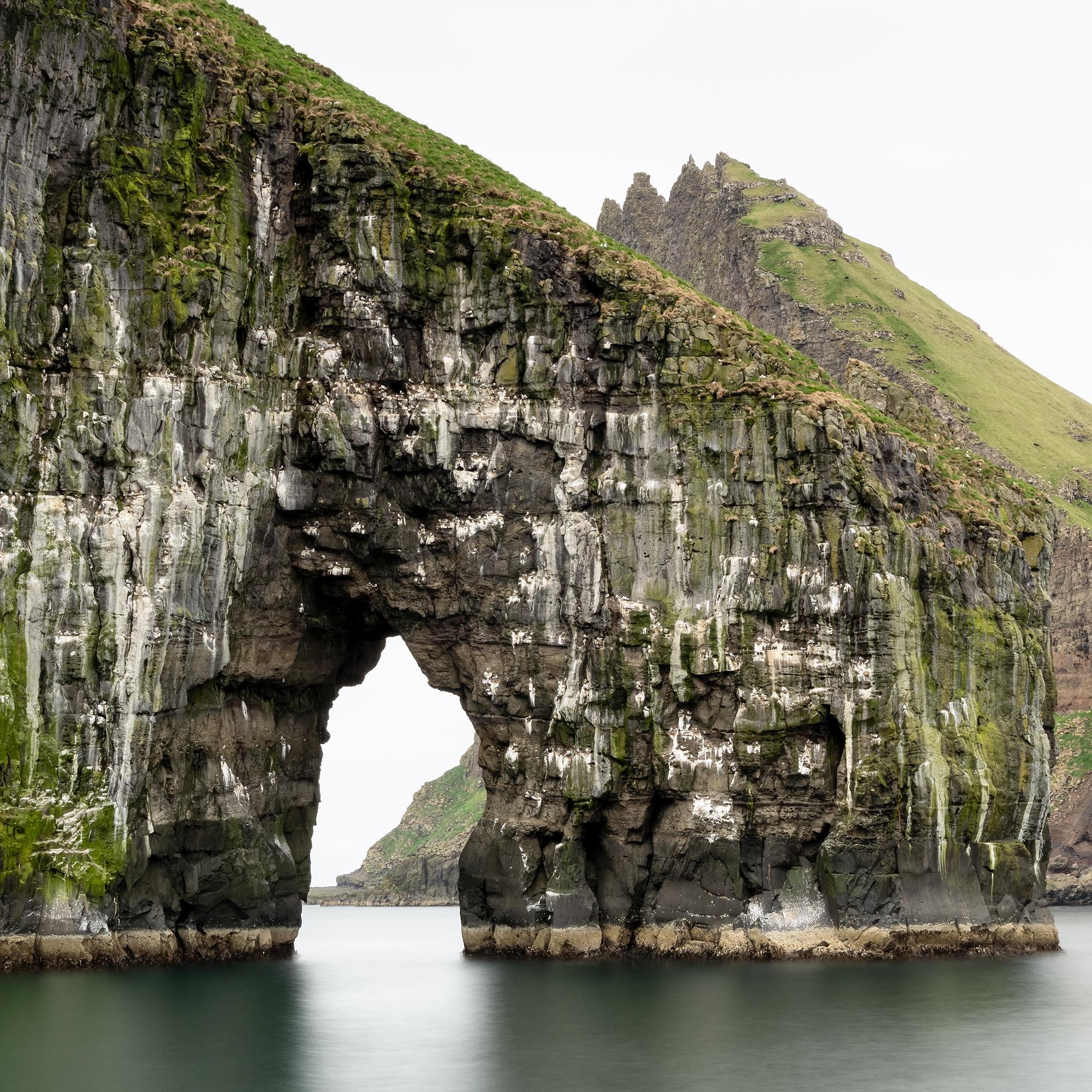 Drangarnir Meeresbogen, minimalistisches Farbpanorama, Färöer Inseln im Angebot 7