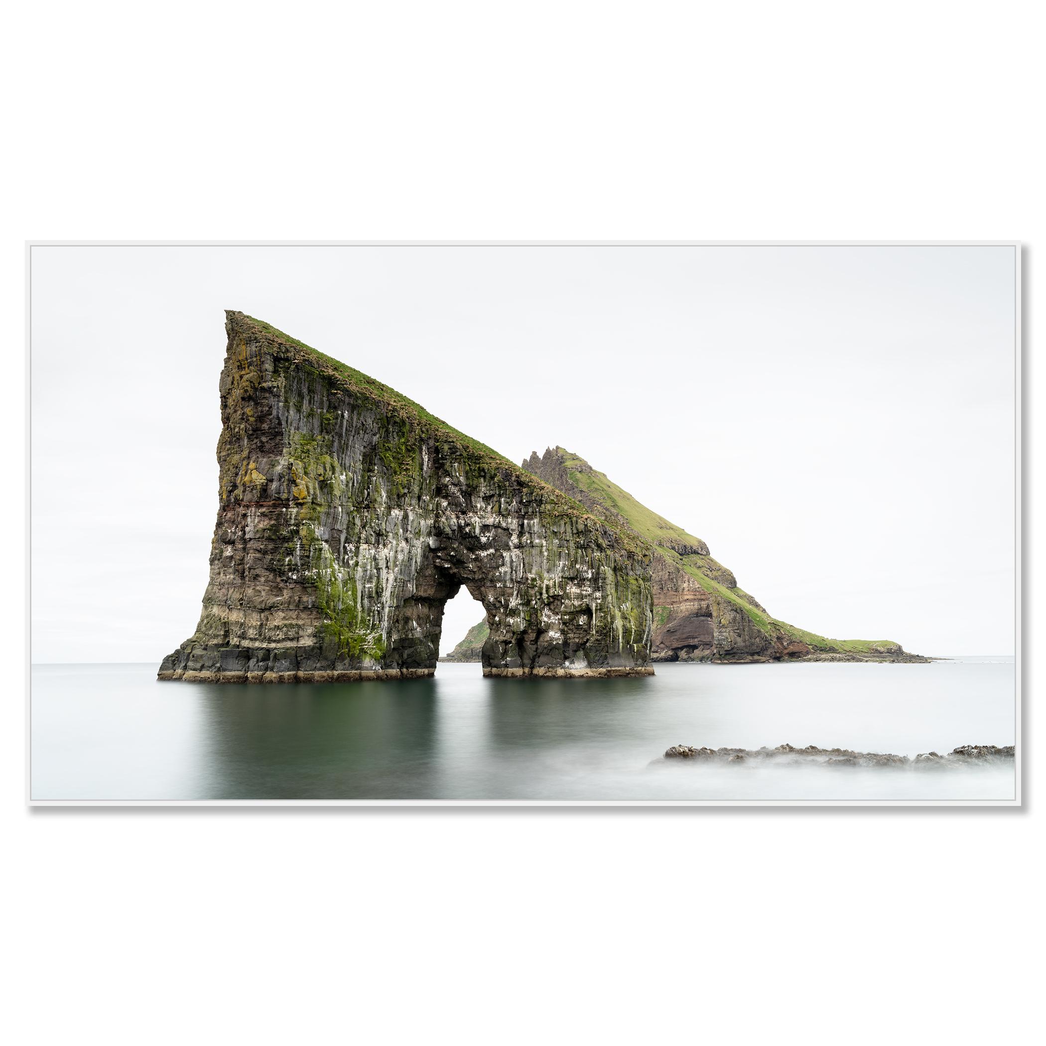 Drangarnir Meeresbogen, minimalistisches Farbpanorama, Färöer Inseln – Photograph von Gerald Berghammer