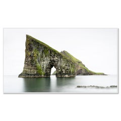Arco marino di Drangarnir, panorama minimalista a colori, Isole Faroe