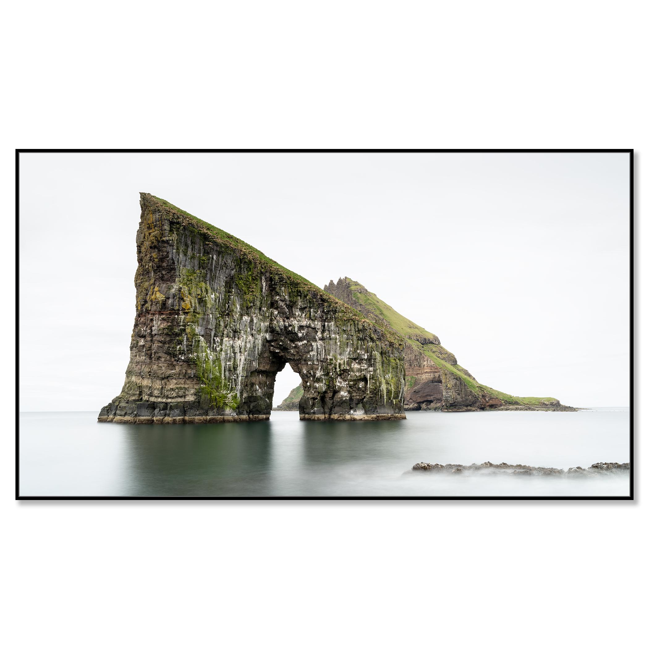 Drangarnir Meeresbogen, minimalistisches Farbpanorama, Färöer Inseln (Zeitgenössisch), Photograph, von Gerald Berghammer