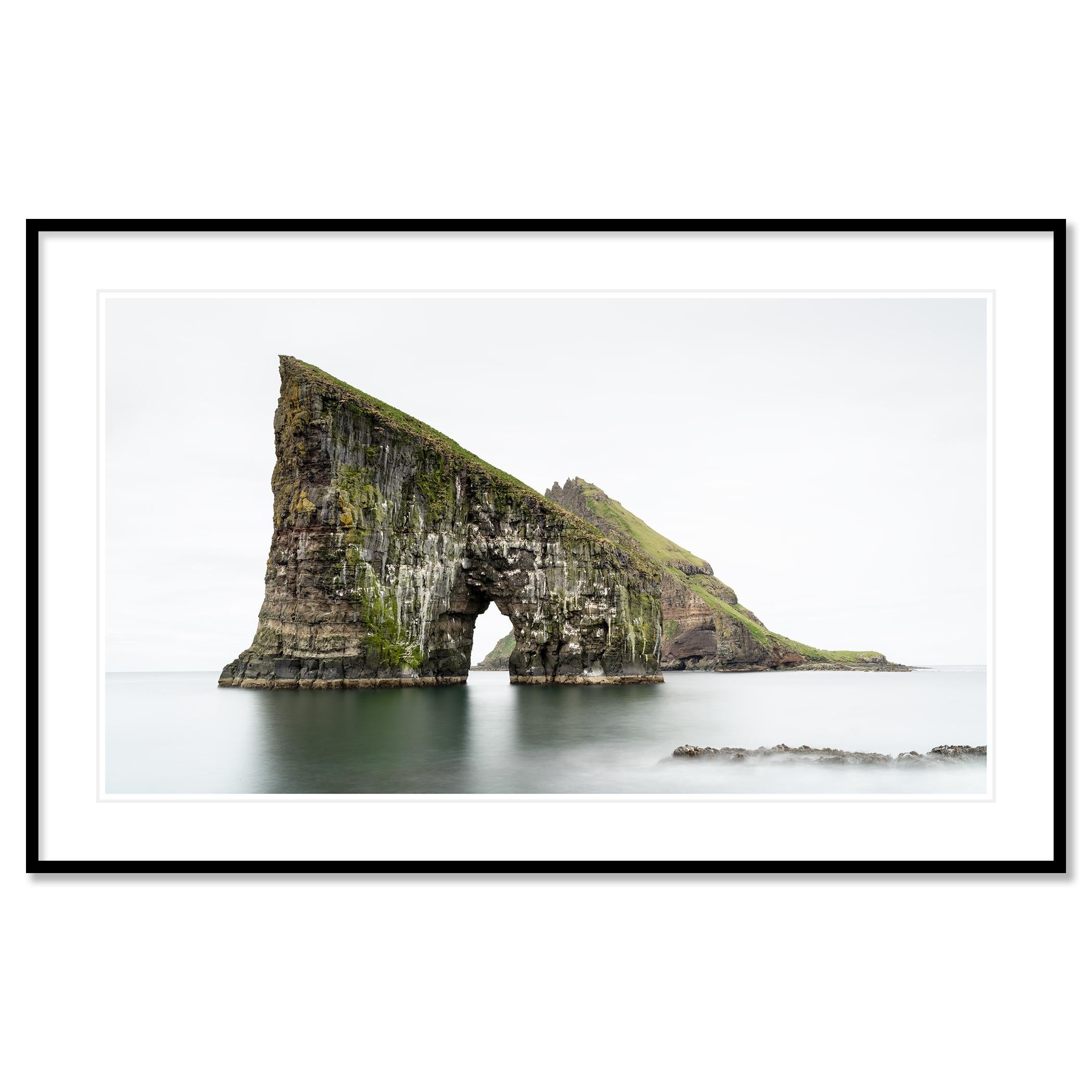 Drangarnir Meeresbogen, minimalistisches Farbpanorama, Färöer Inseln im Angebot 1