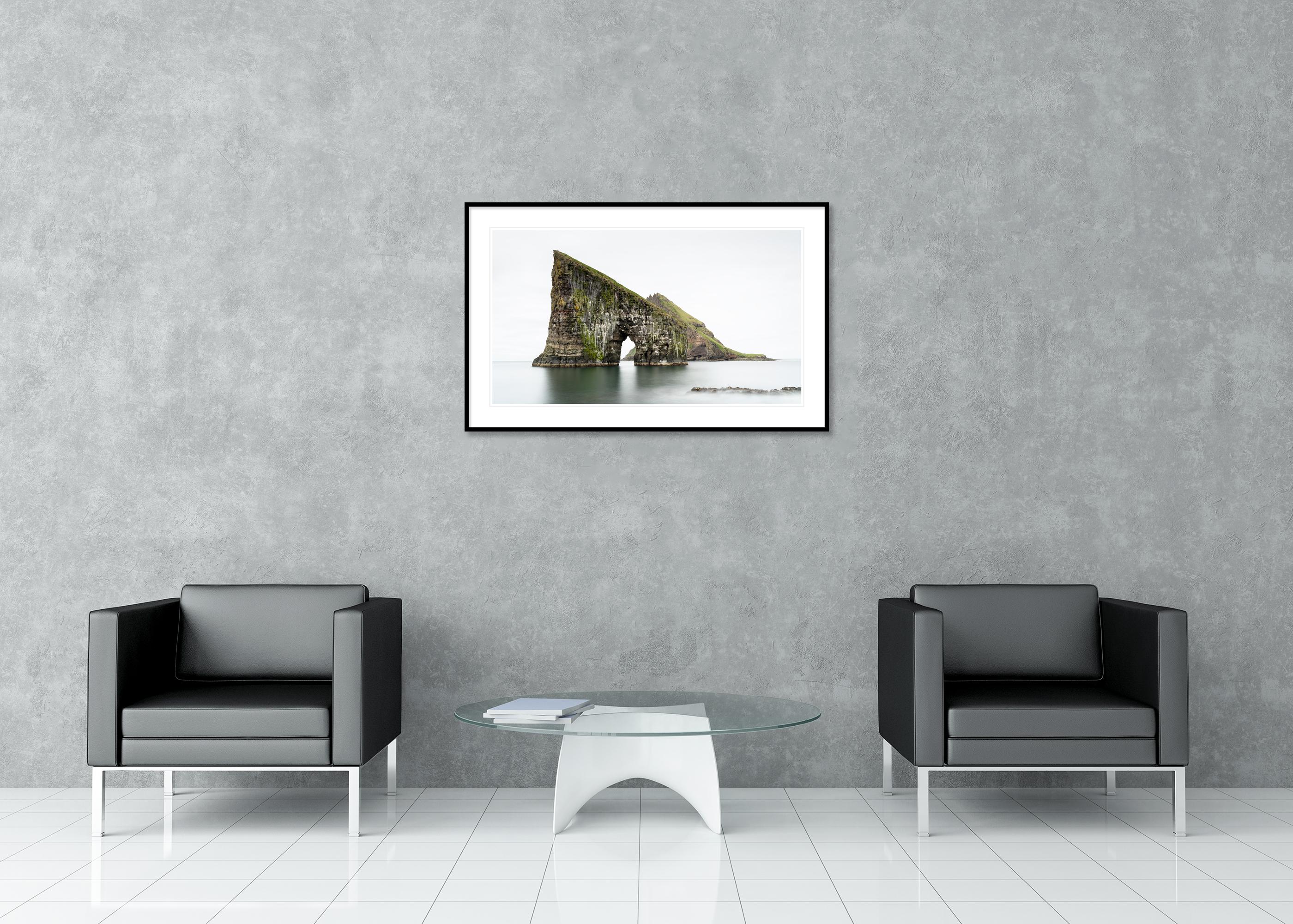 Drangarnir Meeresbogen, minimalistisches Farbpanorama, Färöer Inseln im Angebot 2