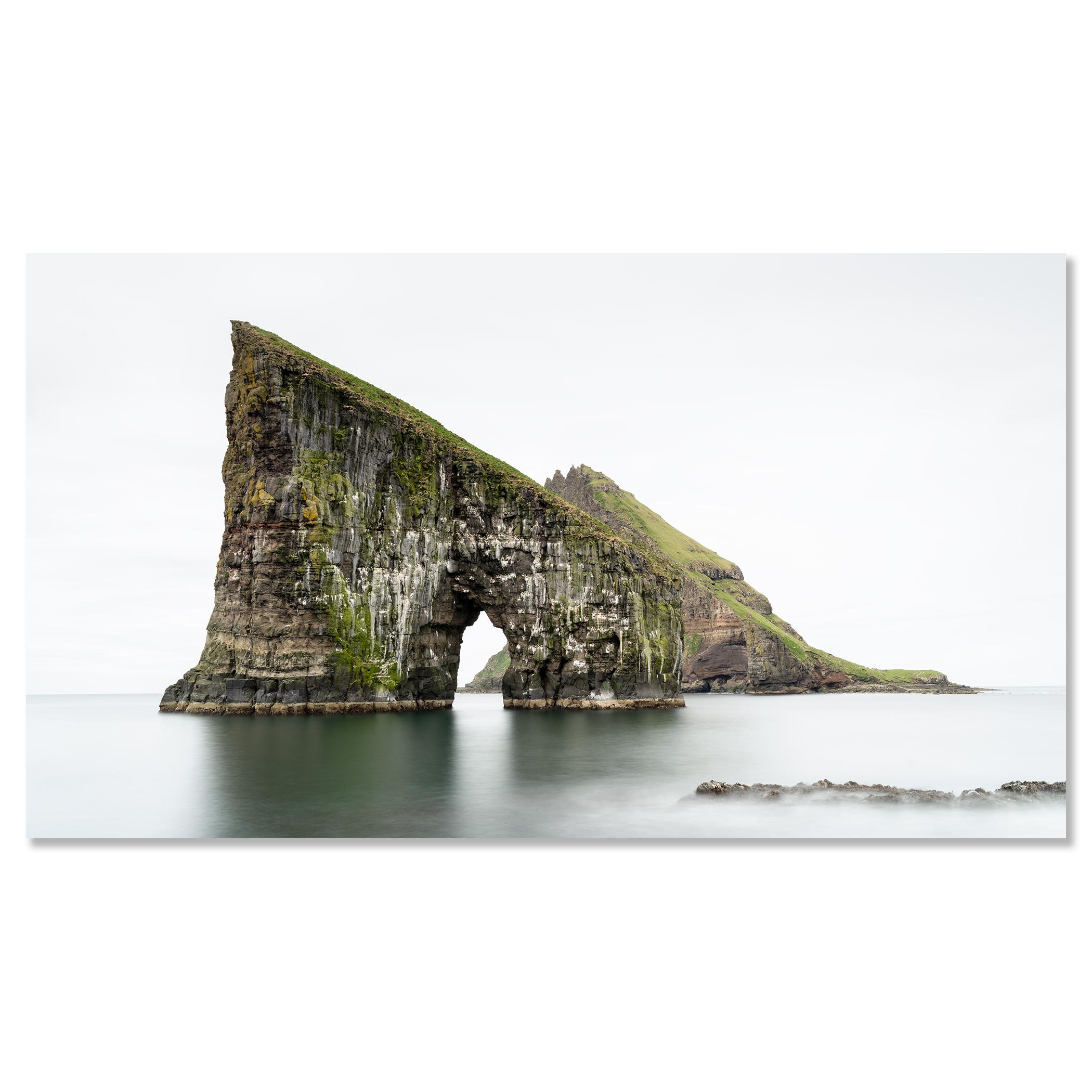 Drangarnir Meeresbogen, minimalistisches Farbpanorama, Färöer Inseln im Angebot 3