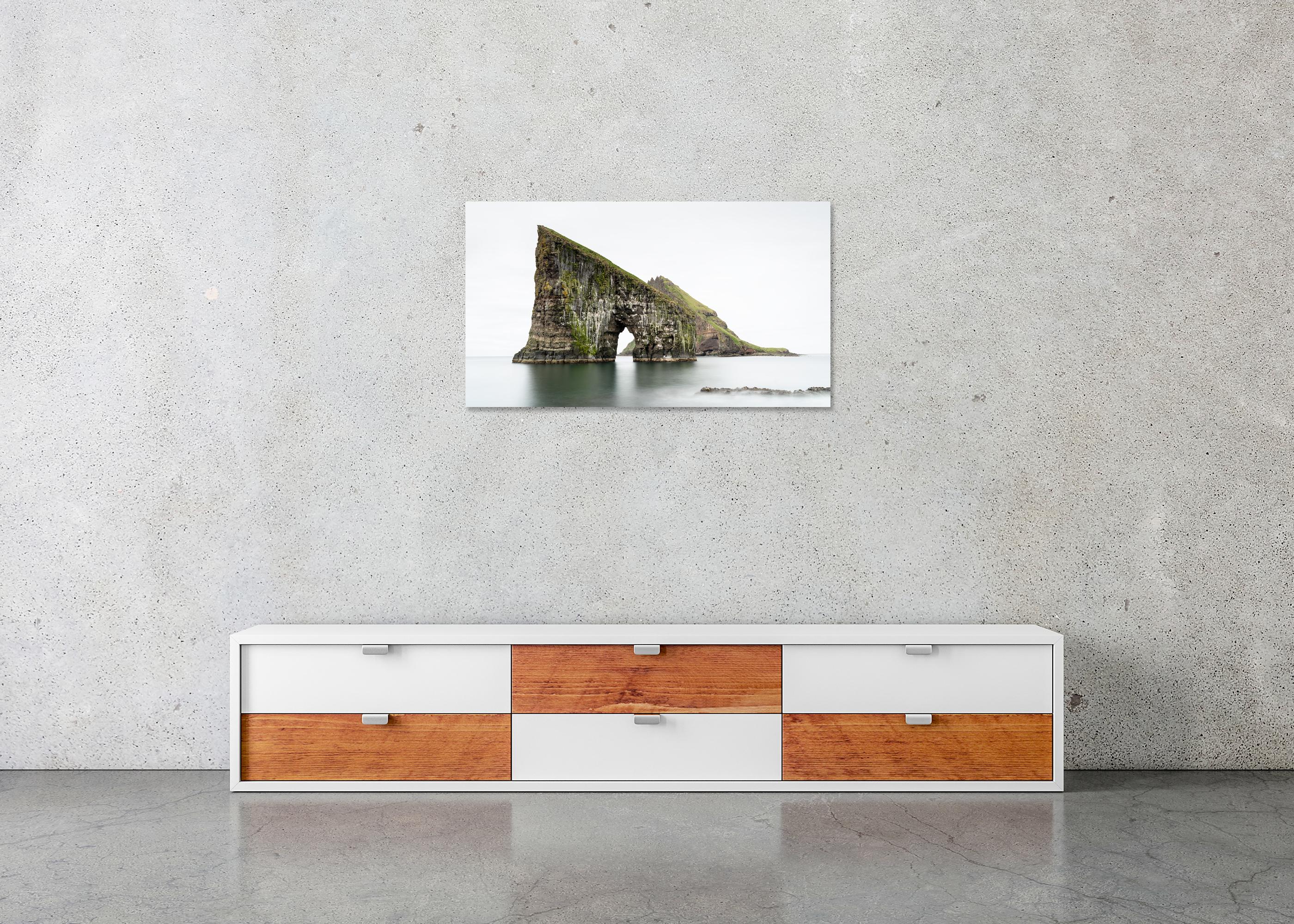 Drangarnir Meeresbogen, minimalistisches Farbpanorama, Färöer Inseln im Angebot 4