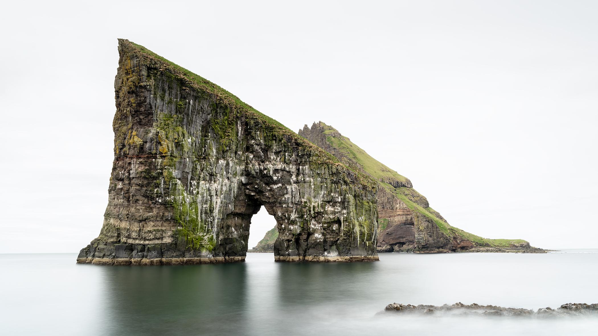 Gerald Berghammer Landscape Photograph – Drangarnir Meeresbogen, minimalistisches Farbpanorama, Färöer Inseln