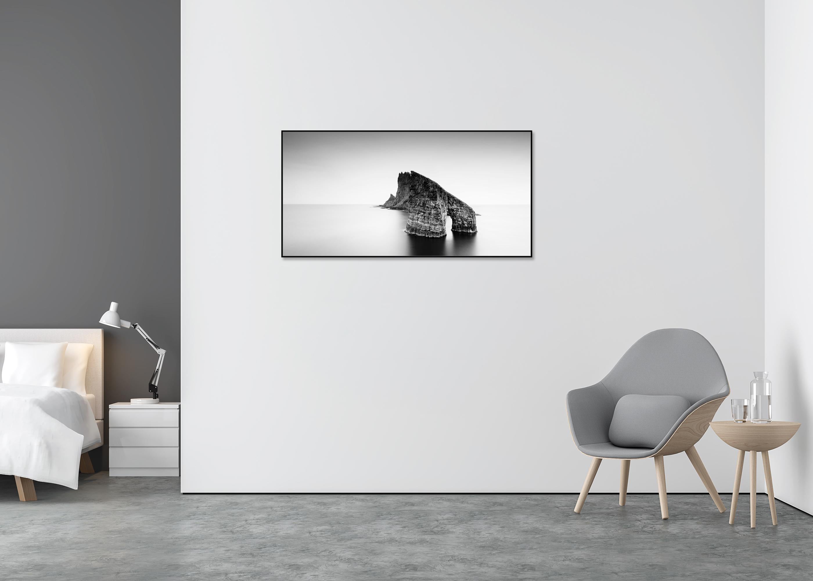 Arco marino di Drangarnir Panorama delle Isole Faroe - Black and White Photograph Grigio di Gerald Berghammer