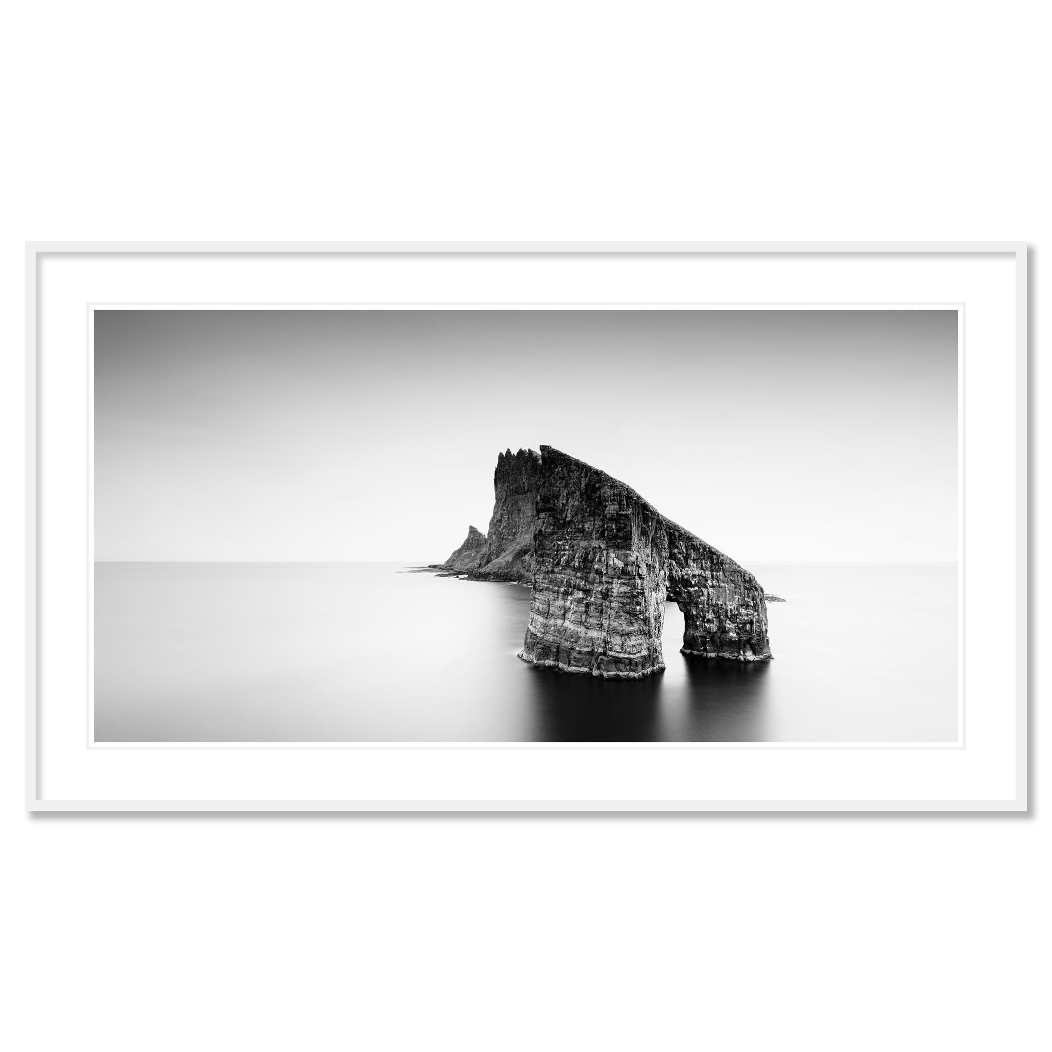 Drangarnir, Arco marino panoramico, Isole Faroe - n. 21357 // Paesaggio marino panoramico in bianco e nero. 
Stampa a inchiostro pigmentato d'archivio, edizione di 7 esemplari. Firmato, intitolato, datato e numerato dall'artista. Certificato di