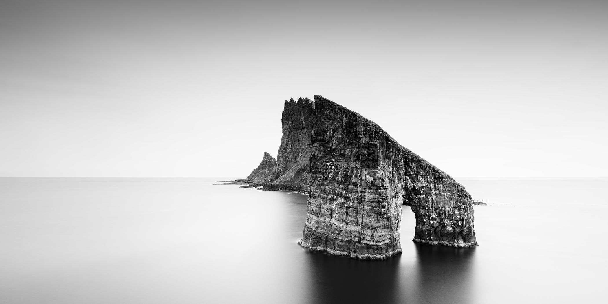 Black and White Photograph di Gerald Berghammer - Arco marino di Drangarnir Panorama delle Isole Faroe