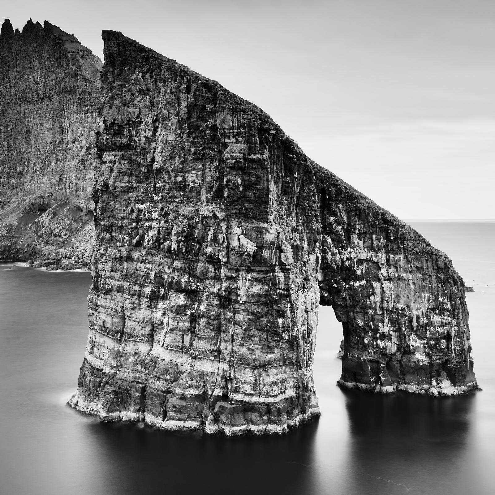 Drangarnir, Seebogen, Stapel, b&w große Fotograpie, Meereslandschaft, limitierte Auflage im Angebot 5