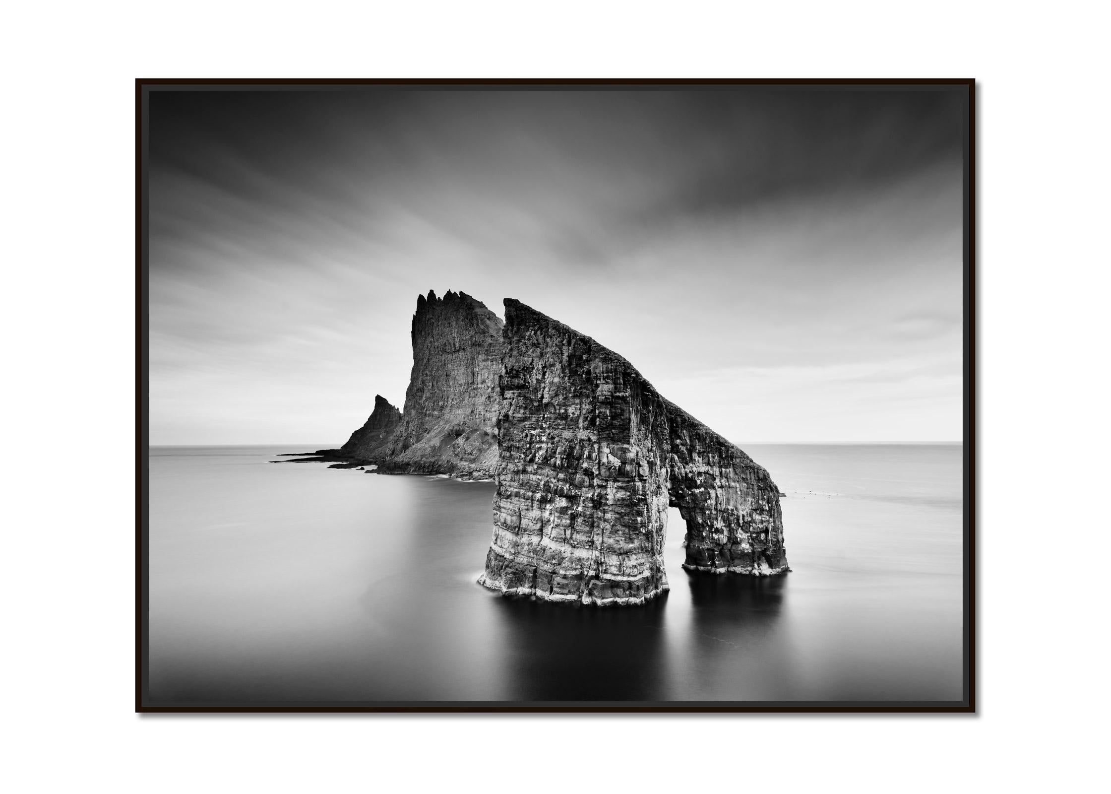 Drangarnir, Seebogen, Stapel, b&w große Fotograpie, Meereslandschaft, limitierte Auflage – Photograph von Gerald Berghammer