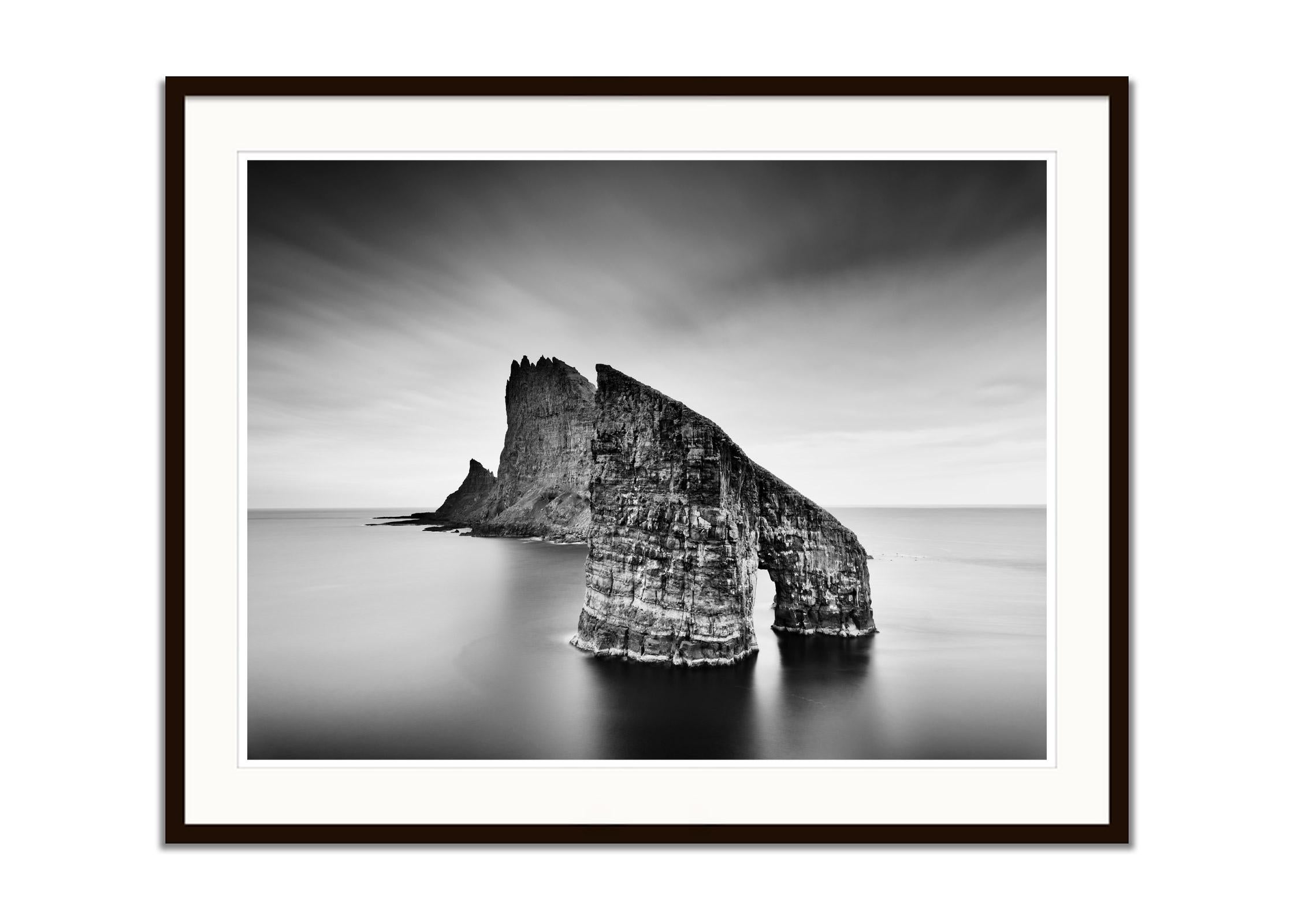Drangarnir, Seebogen, Stapel, b&w große Fotograpie, Meereslandschaft, limitierte Auflage (Grau), Landscape Photograph, von Gerald Berghammer