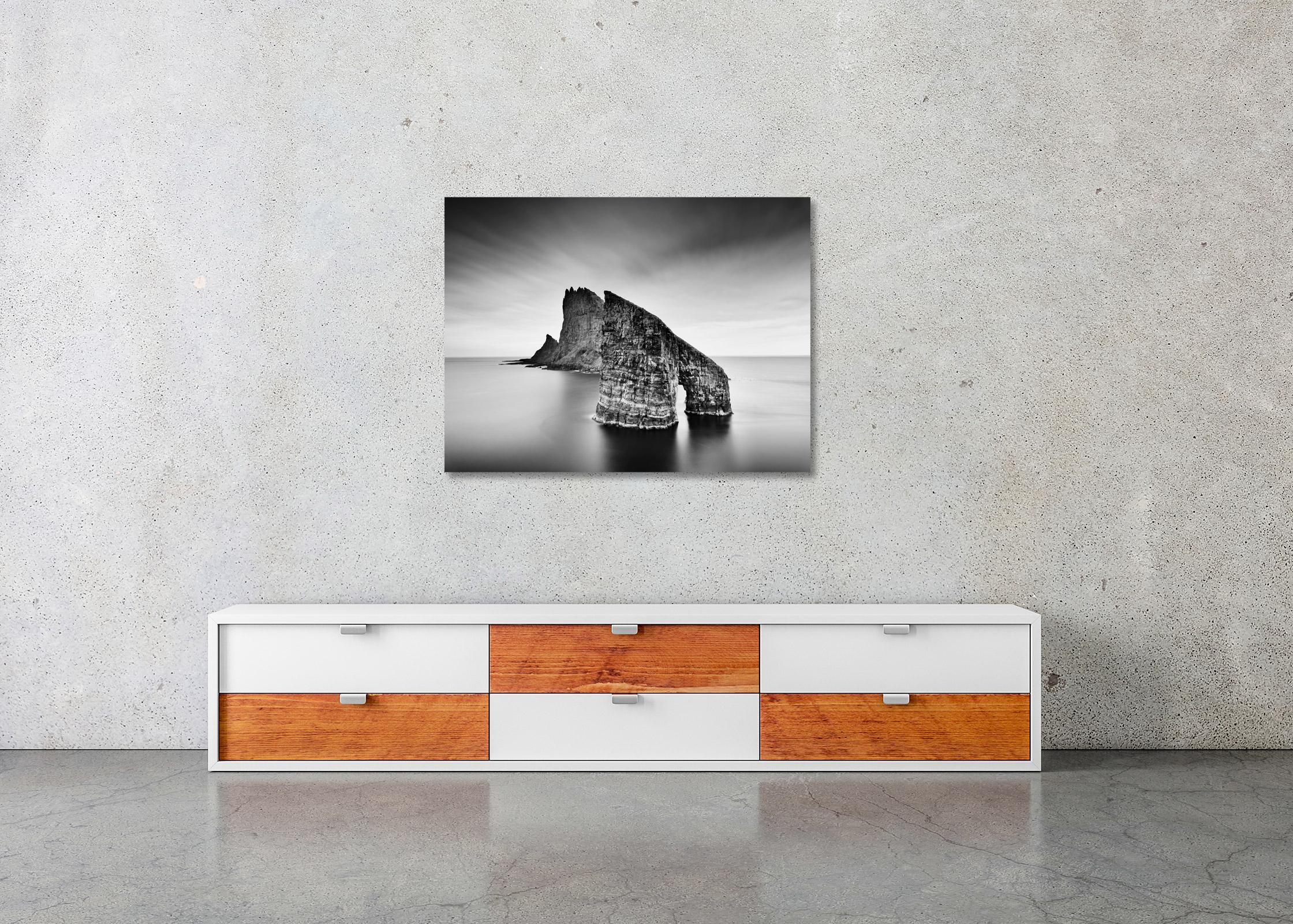 Drangarnir, Seebogen, Stapel, b&w große Fotograpie, Meereslandschaft, limitierte Auflage im Angebot 2