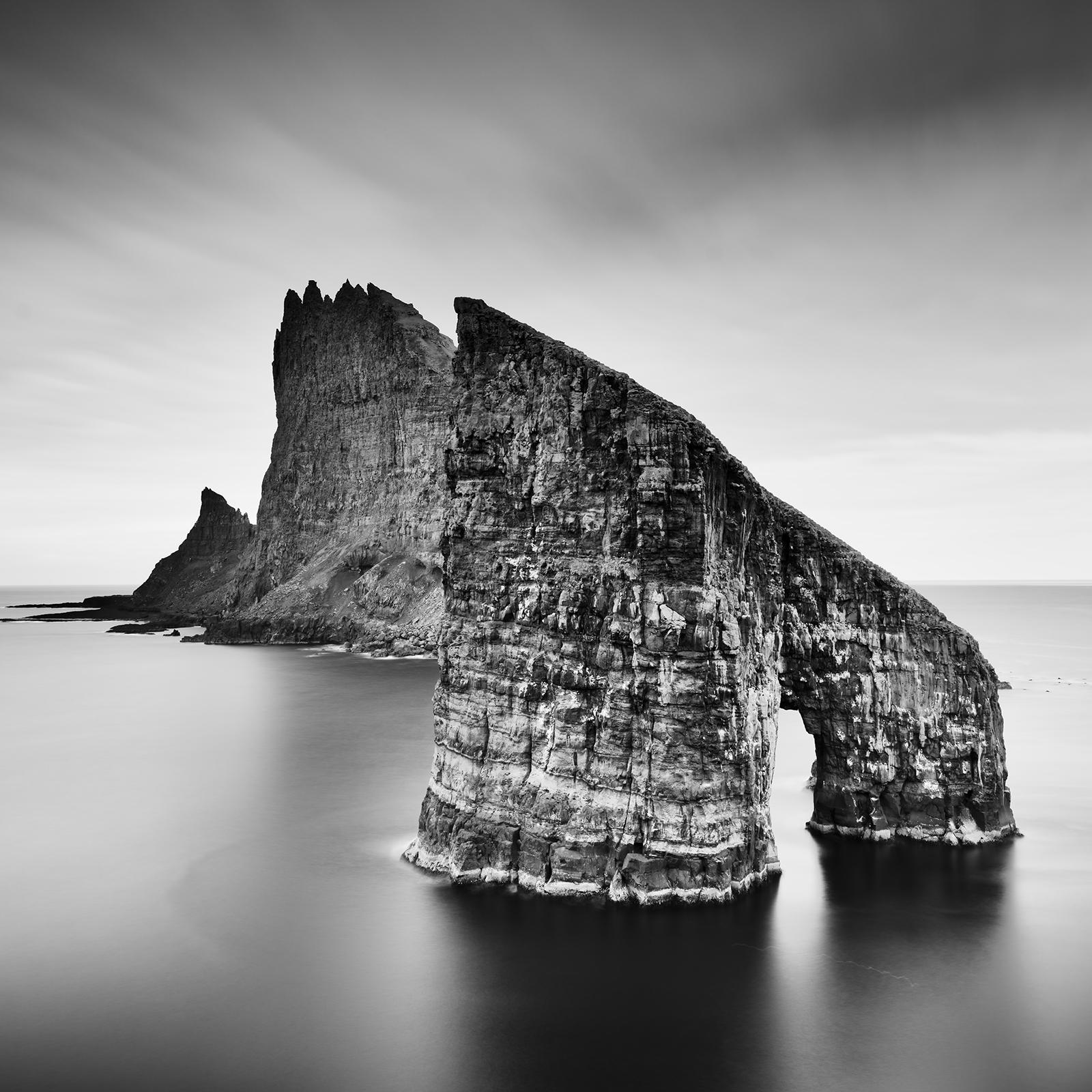 Drangarnir, Seebogen, Stapel, b&w große Fotograpie, Meereslandschaft, limitierte Auflage im Angebot 3
