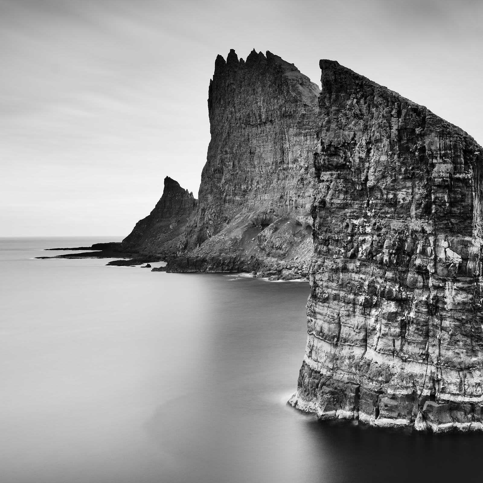 Drangarnir, Seebogen, Stapel, b&w große Fotograpie, Meereslandschaft, limitierte Auflage im Angebot 4