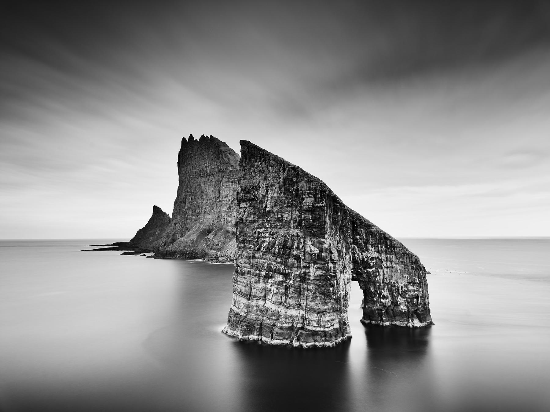Gerald Berghammer Landscape Photograph – Drangarnir, Seebogen, Stapel, b&w große Fotograpie, Meereslandschaft, limitierte Auflage