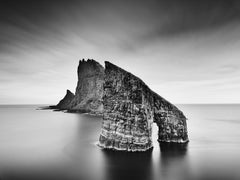 Drangarnir, Arco marino, faraglioni, fotografia in bianco e nero di grandi dimensioni, paesaggio marino, edizione limitata