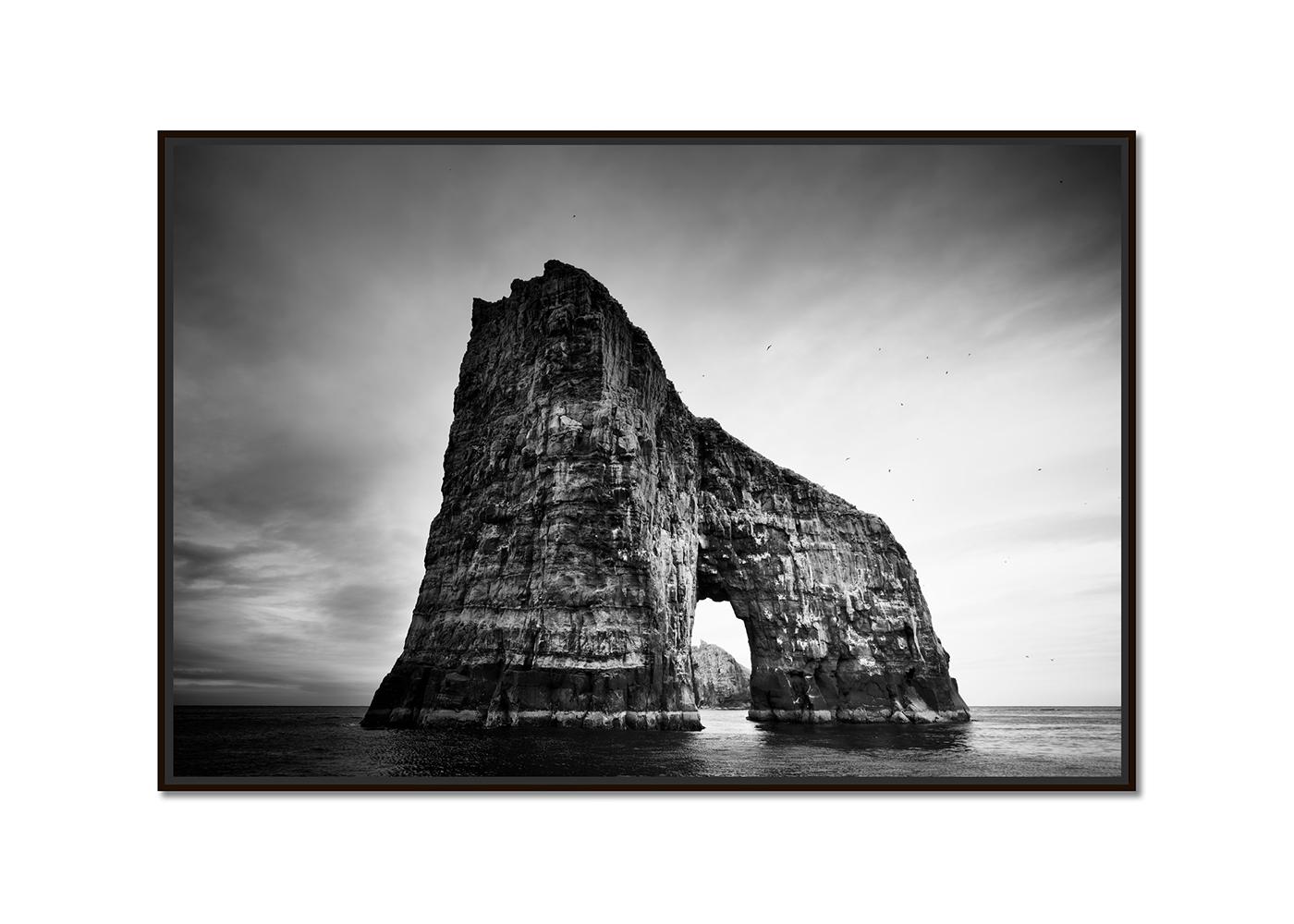 Drangarnir Meeresständer, Faroe-Inseln, Meereslandschaft, Landschaft, Limitierte Auflage – Photograph von Gerald Berghammer