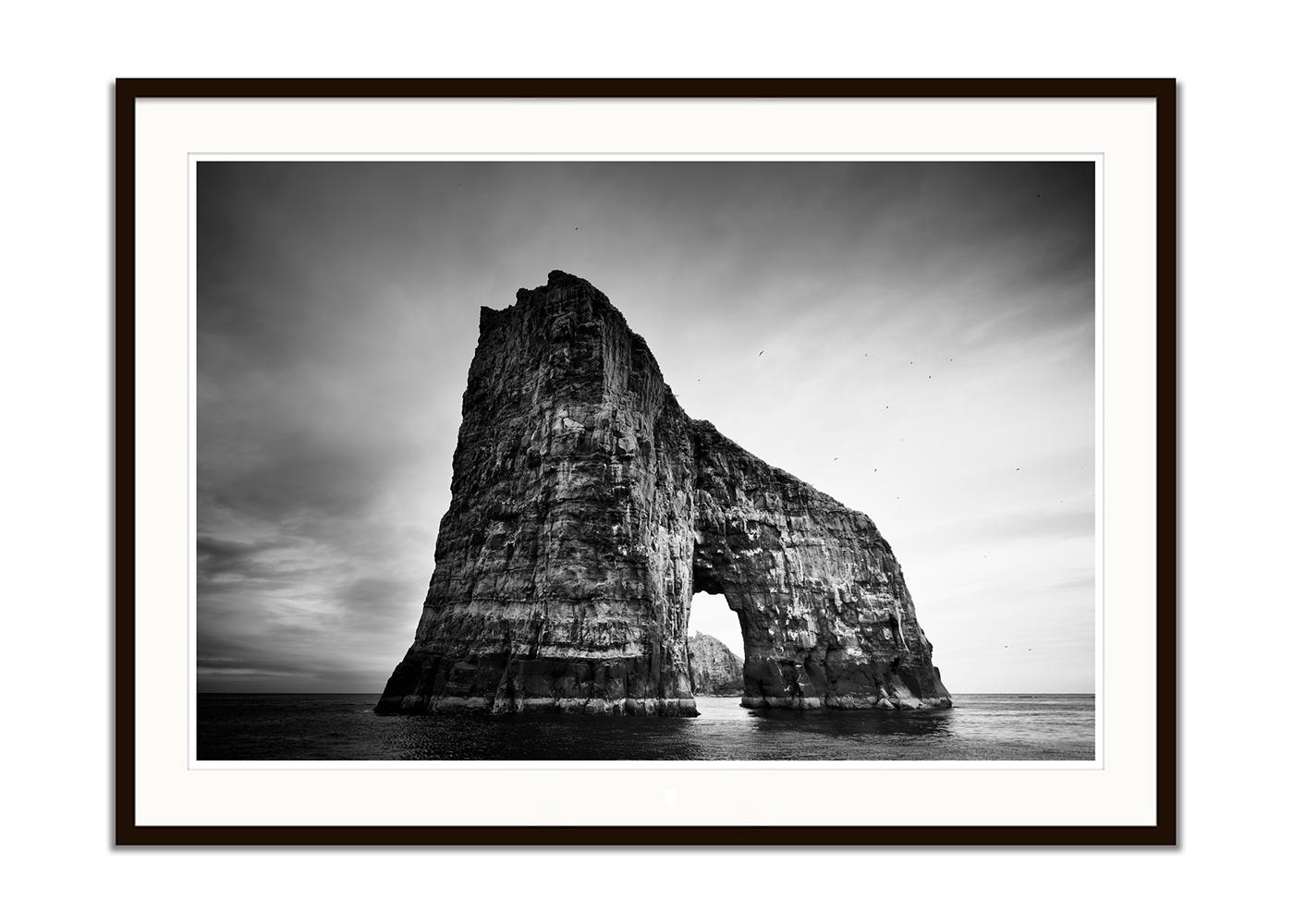 Drangarnir Meeresständer, Faroe-Inseln, Meereslandschaft, Landschaft, Limitierte Auflage (Grau), Black and White Photograph, von Gerald Berghammer
