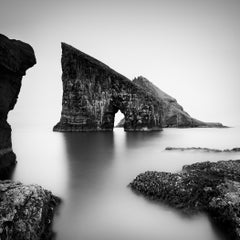 Drangarnir Sea Stacks, Rock Island, edición limitada, impresión monocroma de paisaje marino