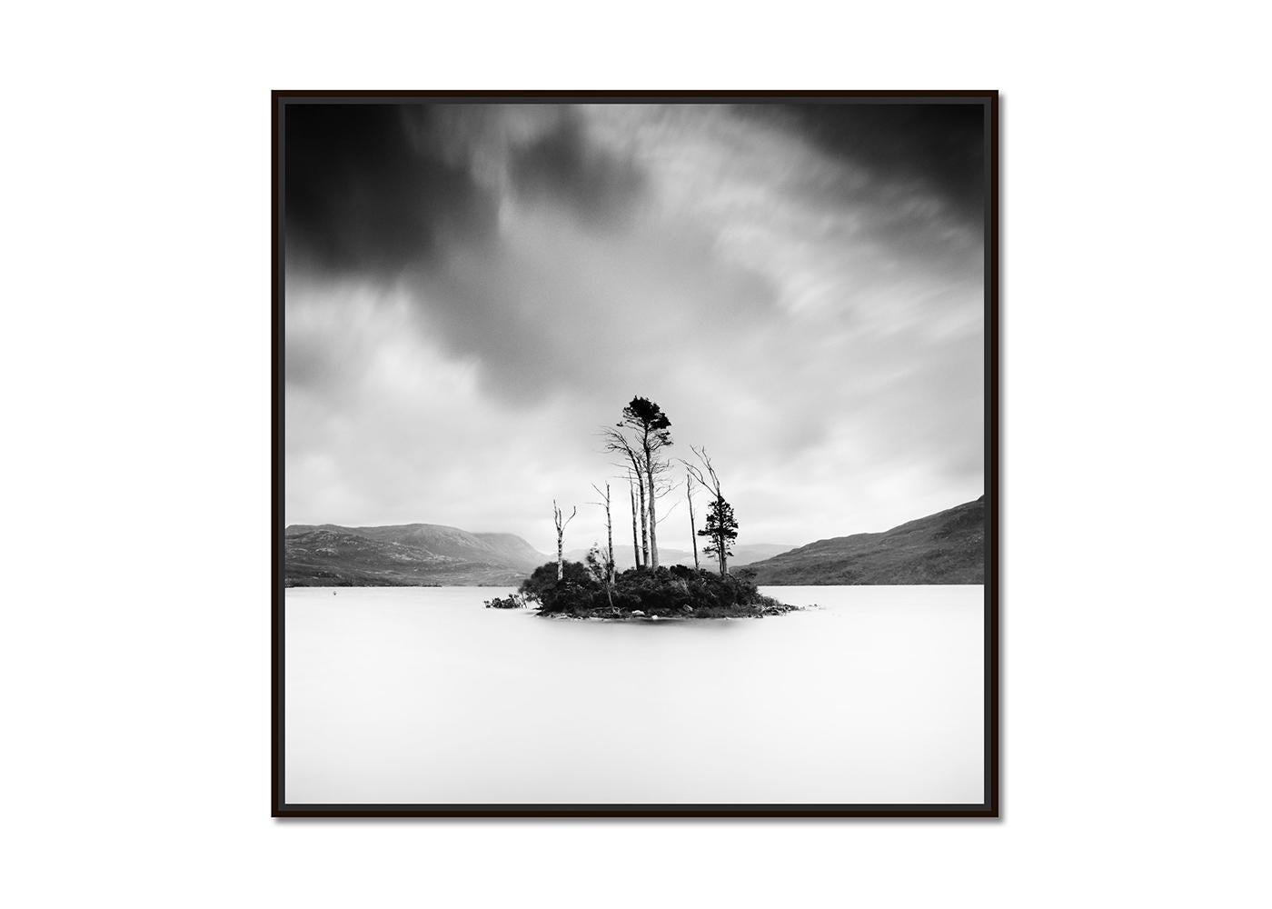 Drowned Island, Schottland, Schwarz-Weiß-Fotografie, Aquarell in limitierter Auflage – Photograph von Gerald Berghammer