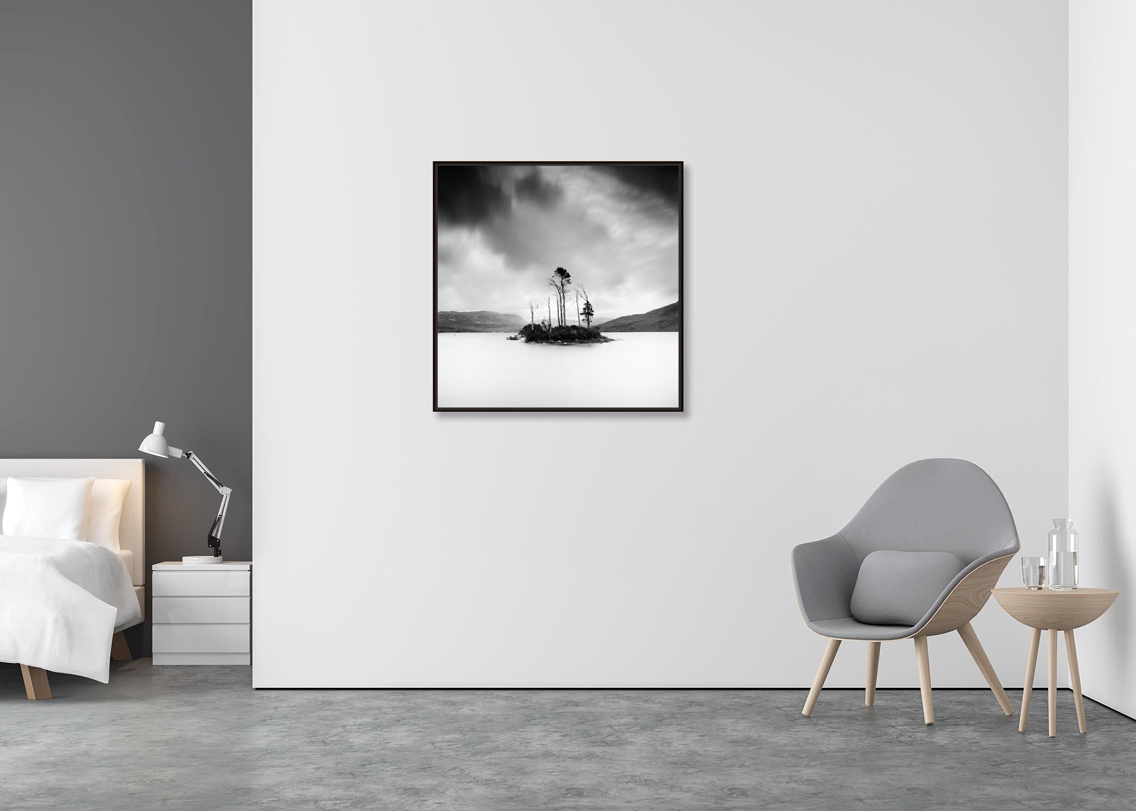 Drowned Island, Bäume, Hügel, Insel, Schottland, Schwarz-Weiß, Landschaftsfoto (Zeitgenössisch), Photograph, von Gerald Berghammer