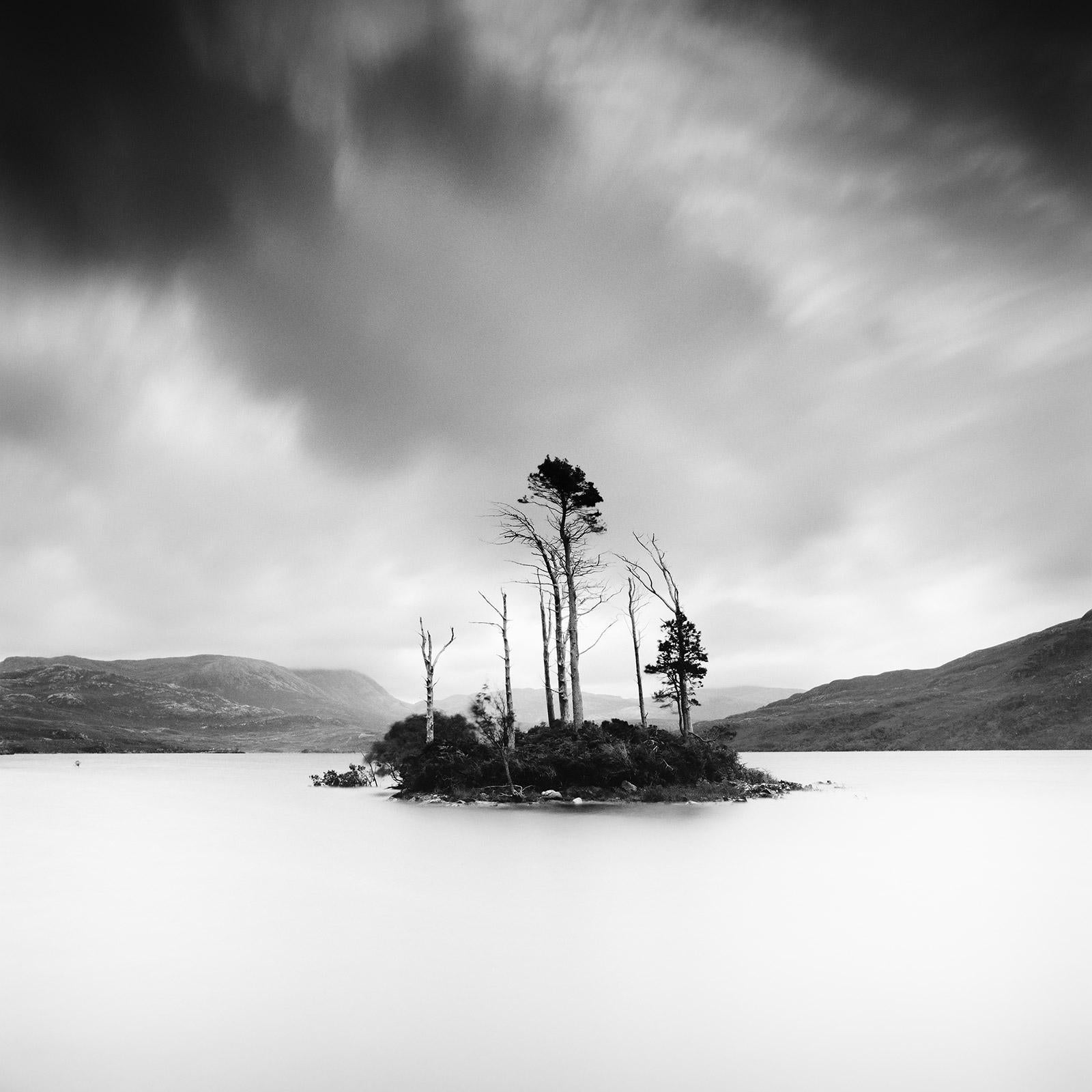 Gerald Berghammer Landscape Photograph – Drowned Island, Bäume, Hügel, Insel, Schottland, Schwarz-Weiß, Landschaftsfoto