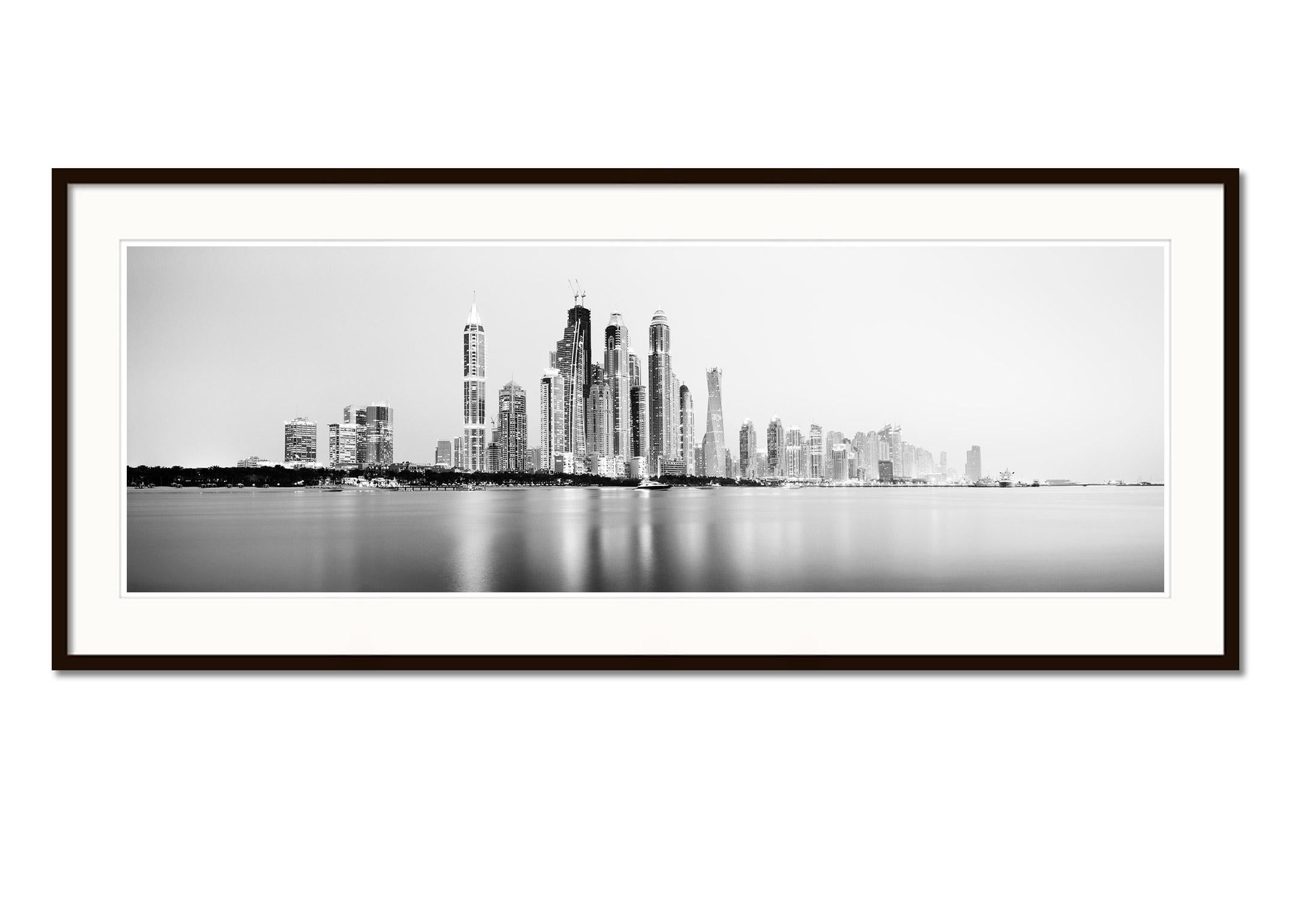 Dubai Marina, Blaue Stunde, Panorama, Strand, Schwarz-Weiß-Fotodruck, Landschaft (Zeitgenössisch), Photograph, von Gerald Berghammer