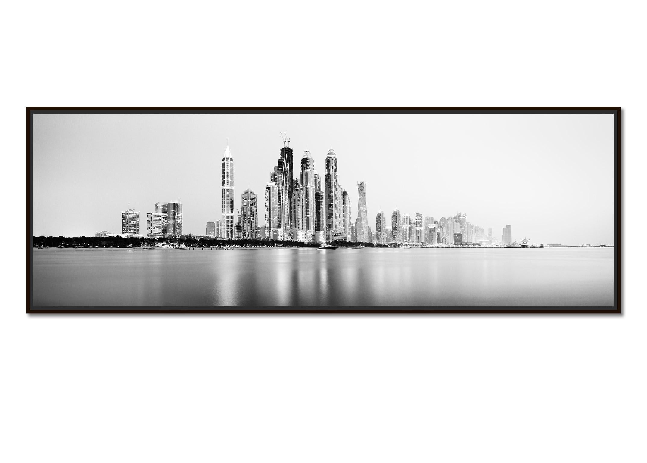 Dubai Marina, Blaue Stunde, Panorama, Strand, Schwarz-Weiß-Fotodruck, Landschaft – Photograph von Gerald Berghammer