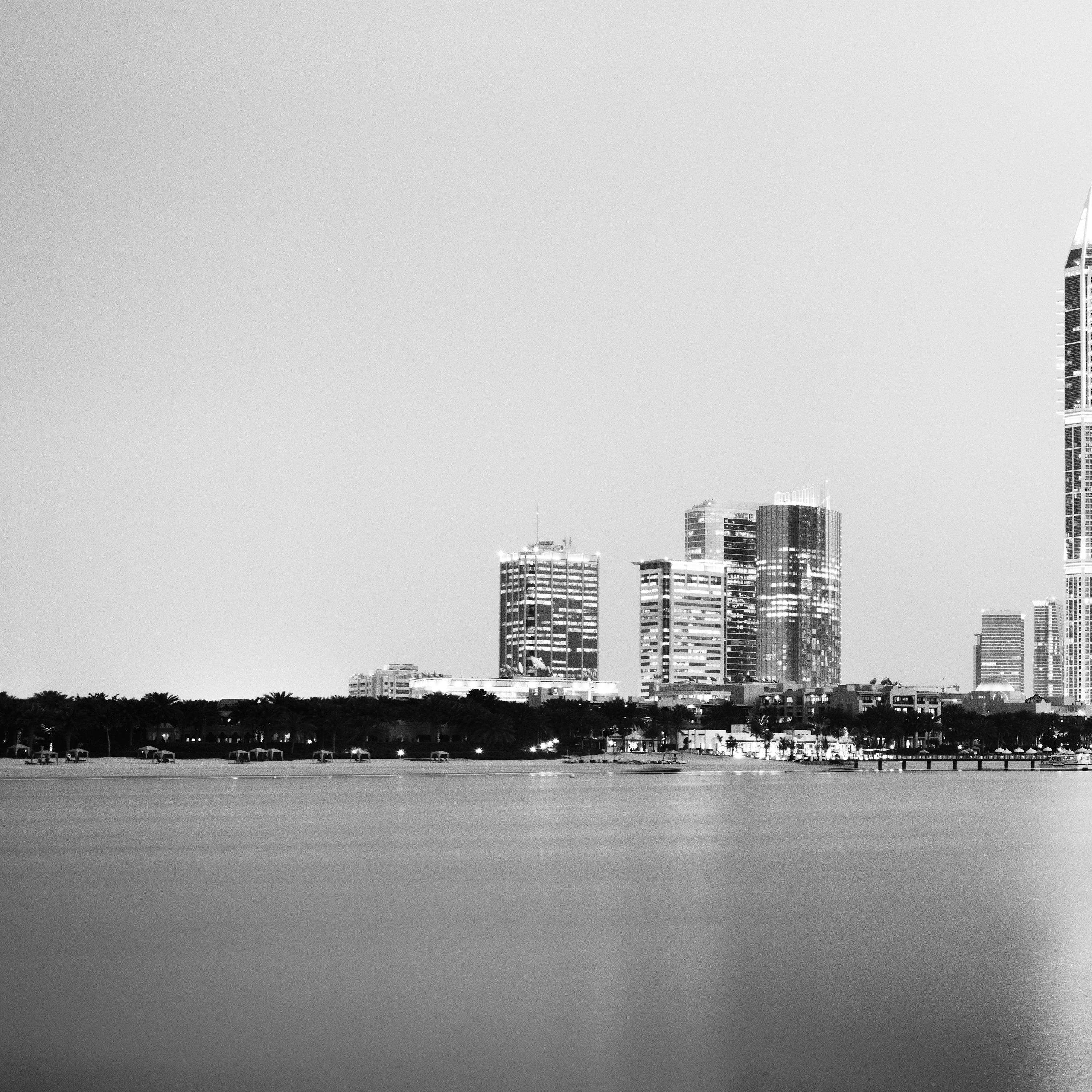 Dubai Marina, Blaue Stunde, Panorama, Strand, Schwarz-Weiß-Fotodruck, Landschaft im Angebot 2