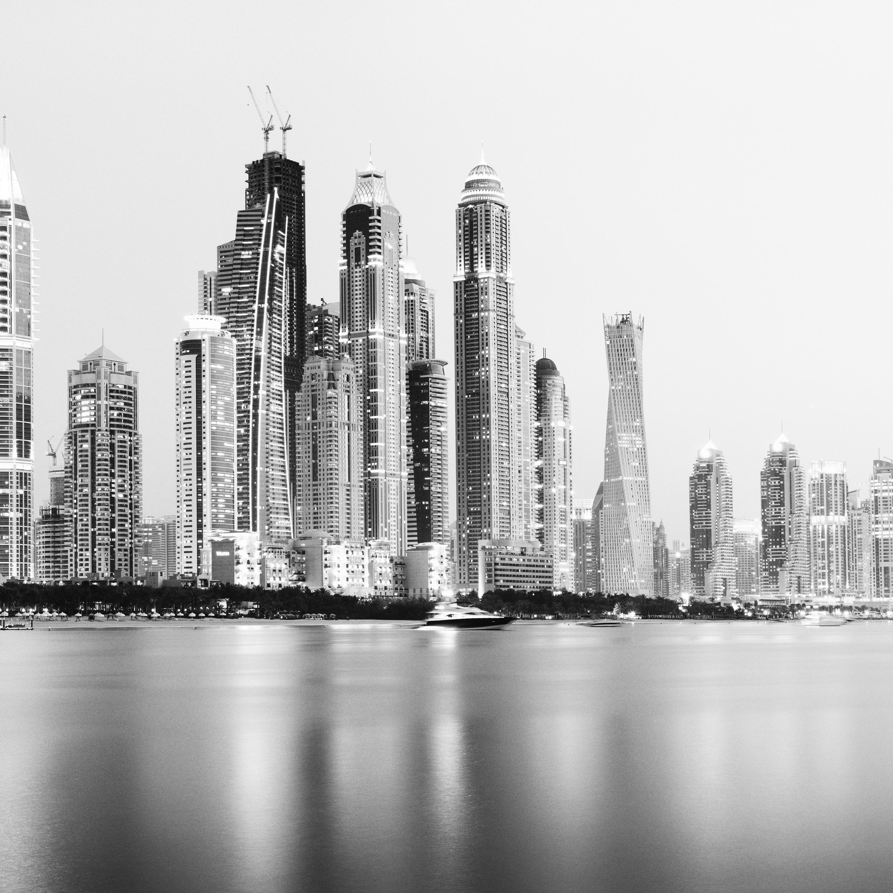 Dubai Marina, Blaue Stunde, Panorama, Strand, Schwarz-Weiß-Fotodruck, Landschaft im Angebot 3