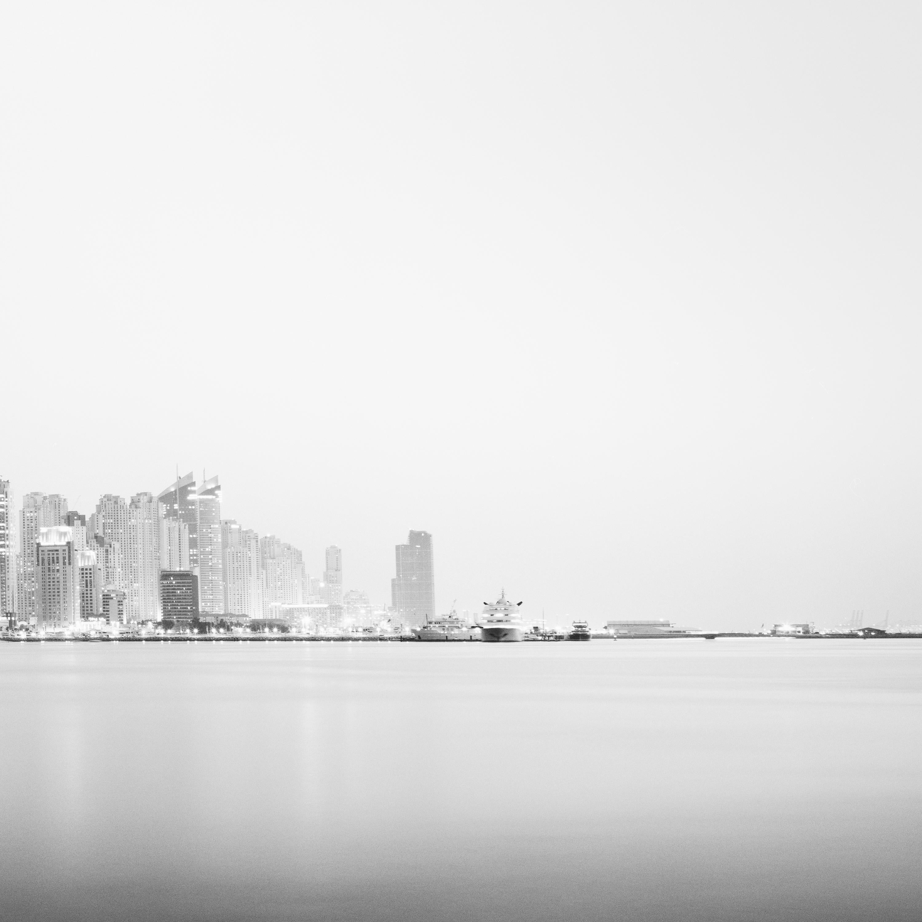 Dubai Marina, Blaue Stunde, Panorama, Strand, Schwarz-Weiß-Fotodruck, Landschaft im Angebot 4